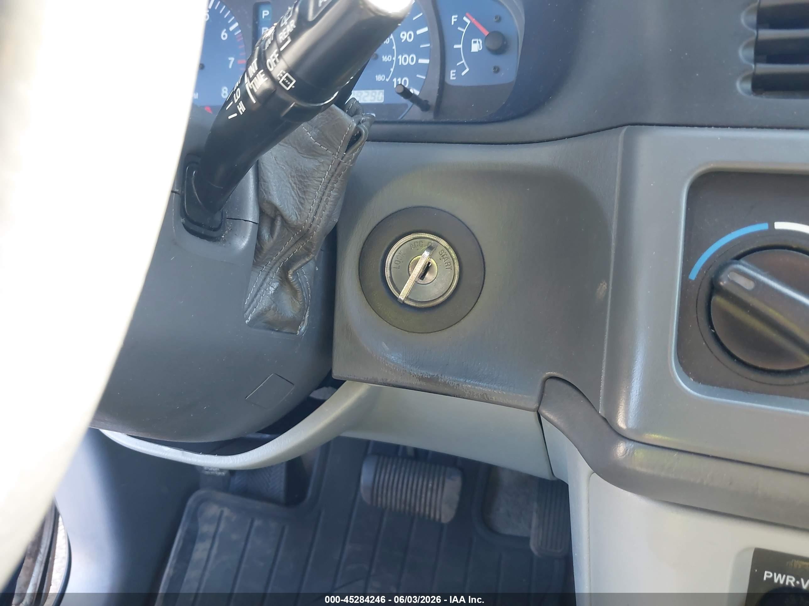 2002 Toyota Sienna Le Серебряный vin: 4T3ZF13C32U426636