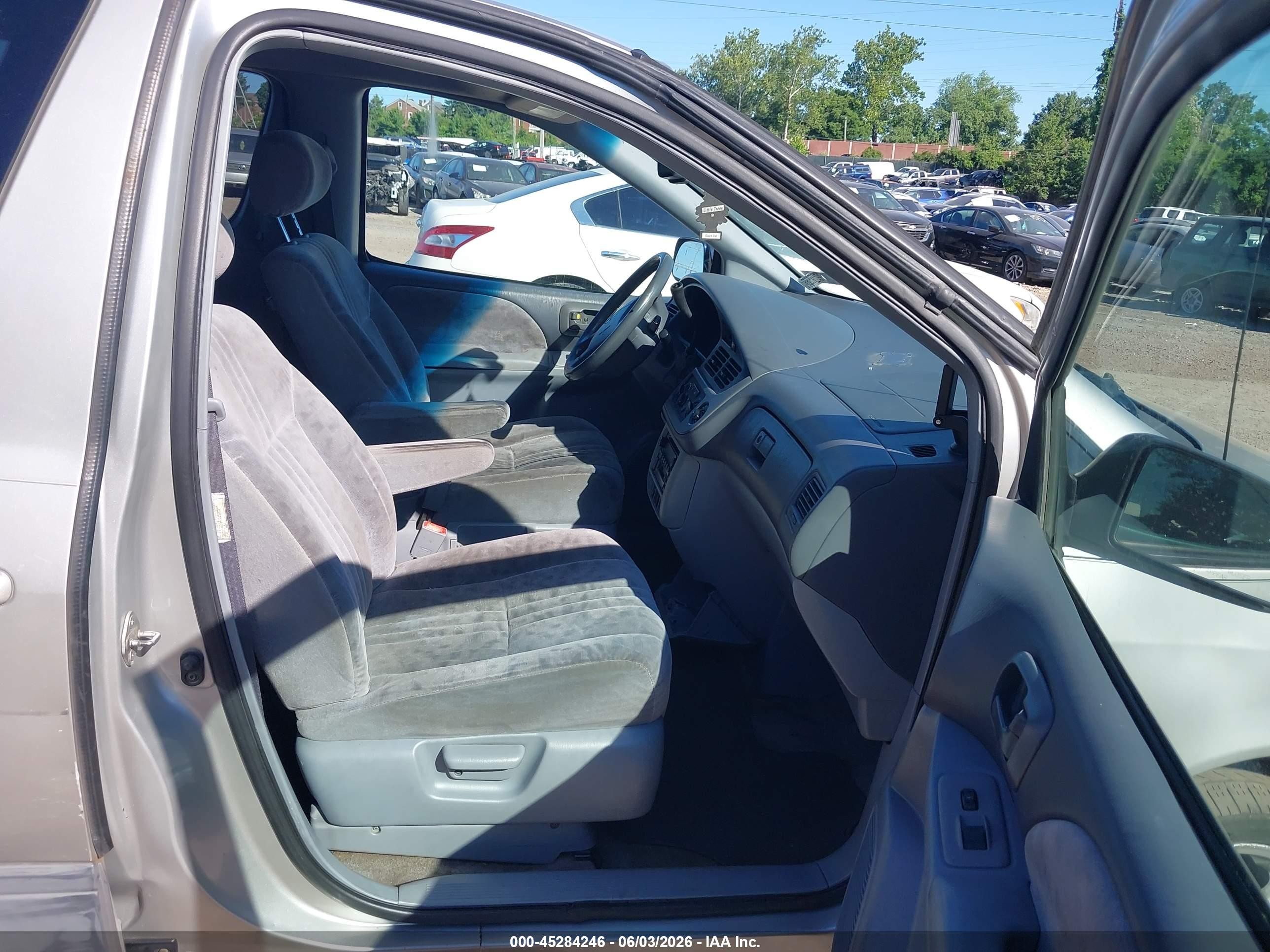 2002 Toyota Sienna Le Серебряный vin: 4T3ZF13C32U426636