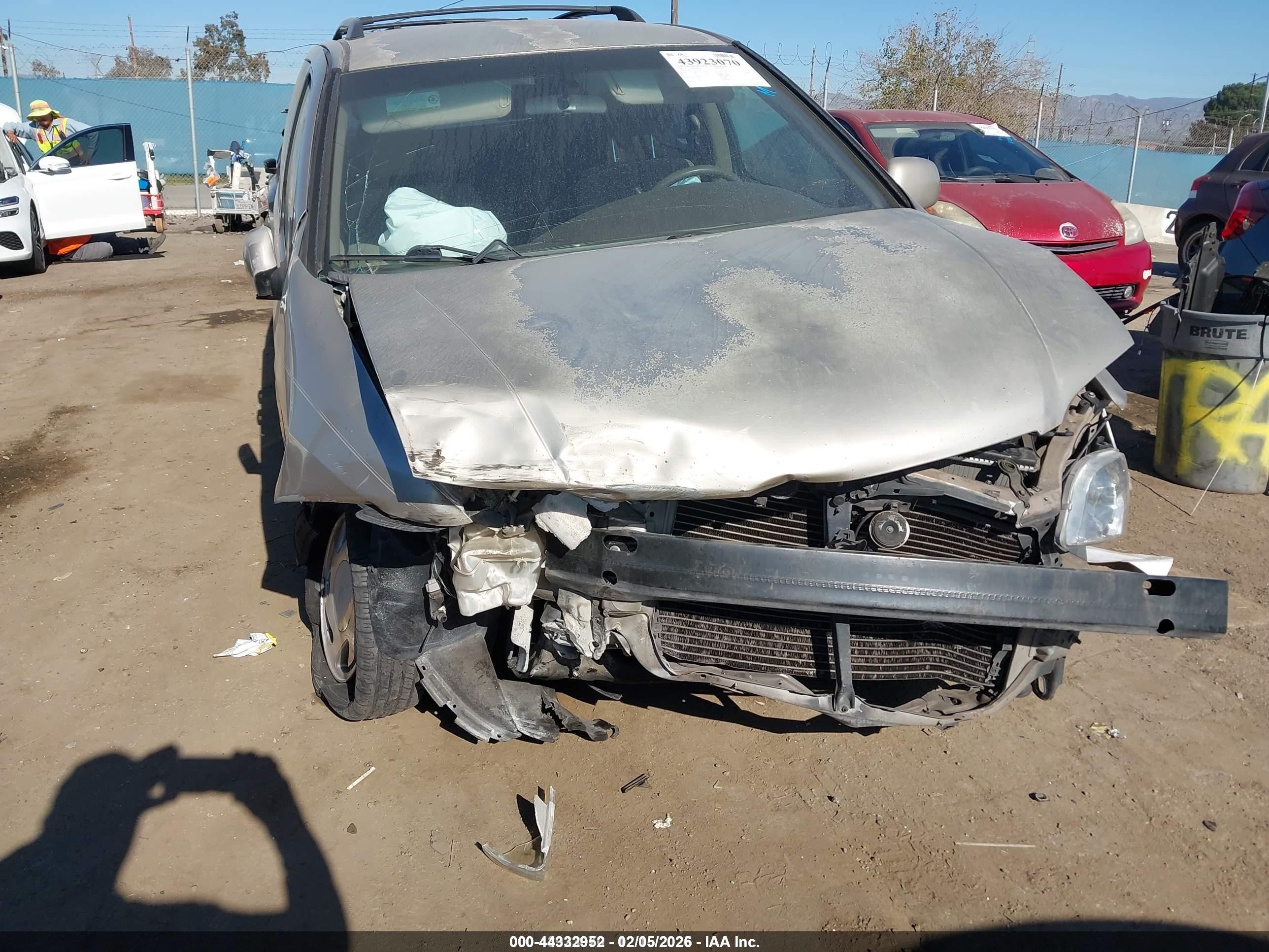 2002 Toyota Sienna Le Золотой vin: 4T3ZF13C32U435563