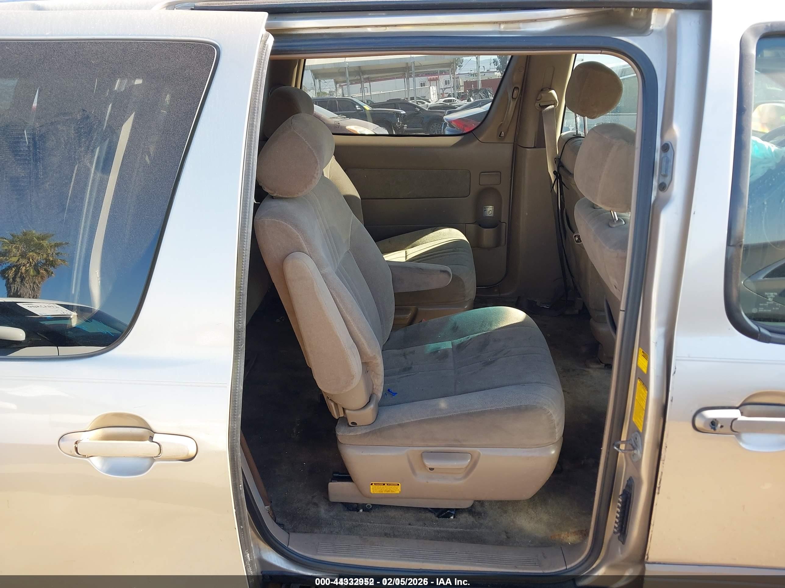 2002 Toyota Sienna Le Золотой vin: 4T3ZF13C32U435563