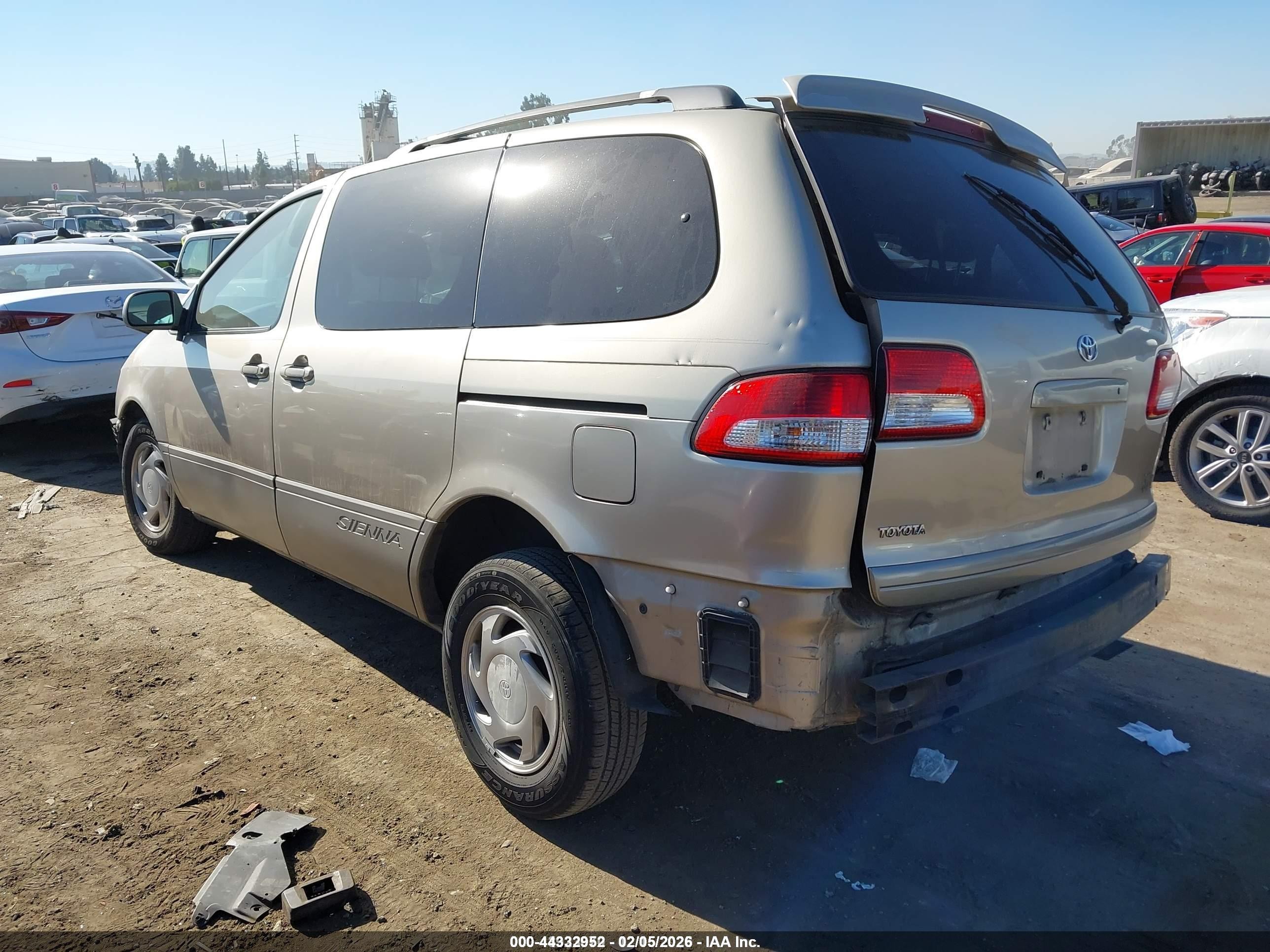 2002 Toyota Sienna Le Золотой vin: 4T3ZF13C32U435563