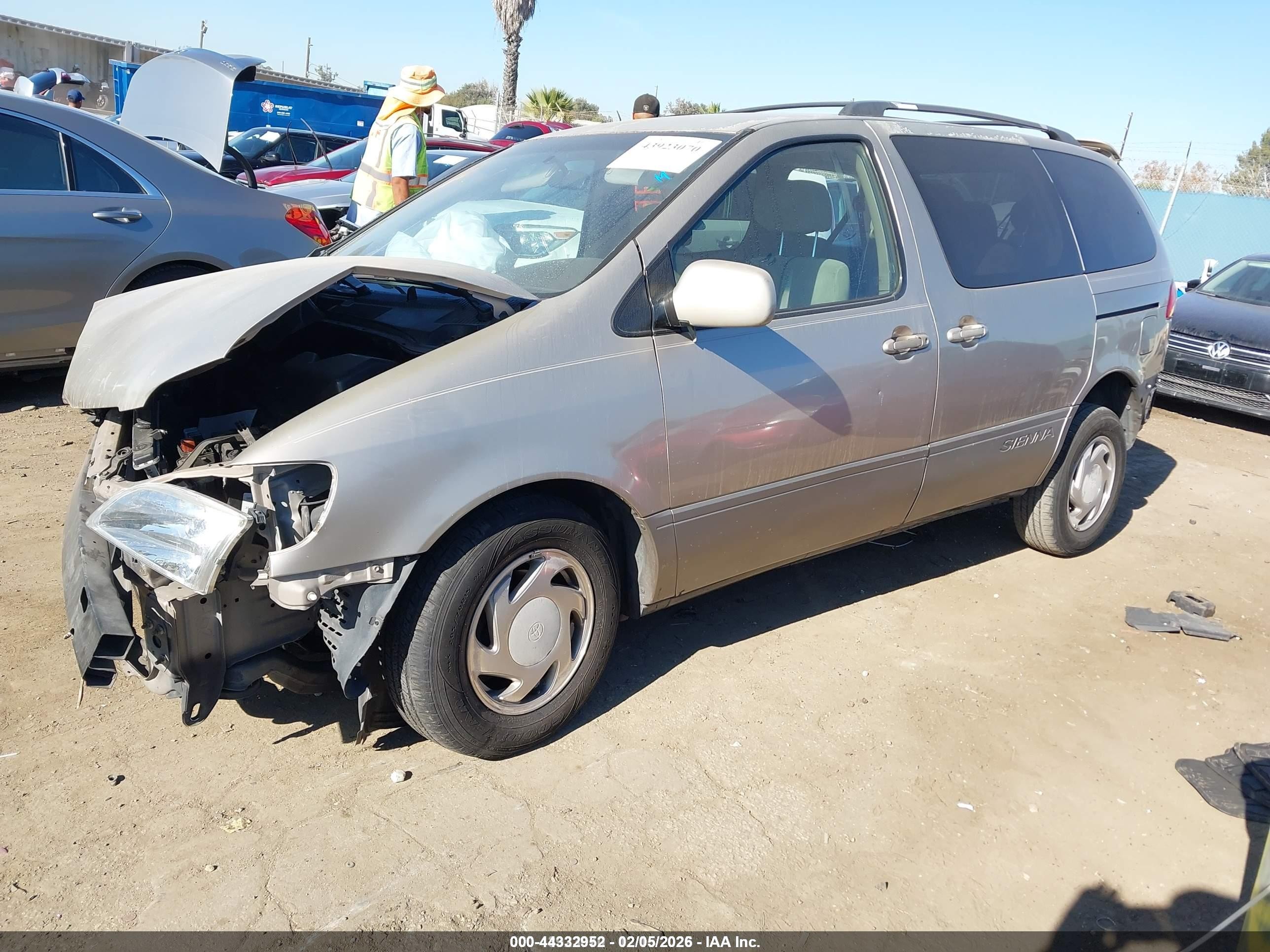 2002 Toyota Sienna Le Золотой vin: 4T3ZF13C32U435563