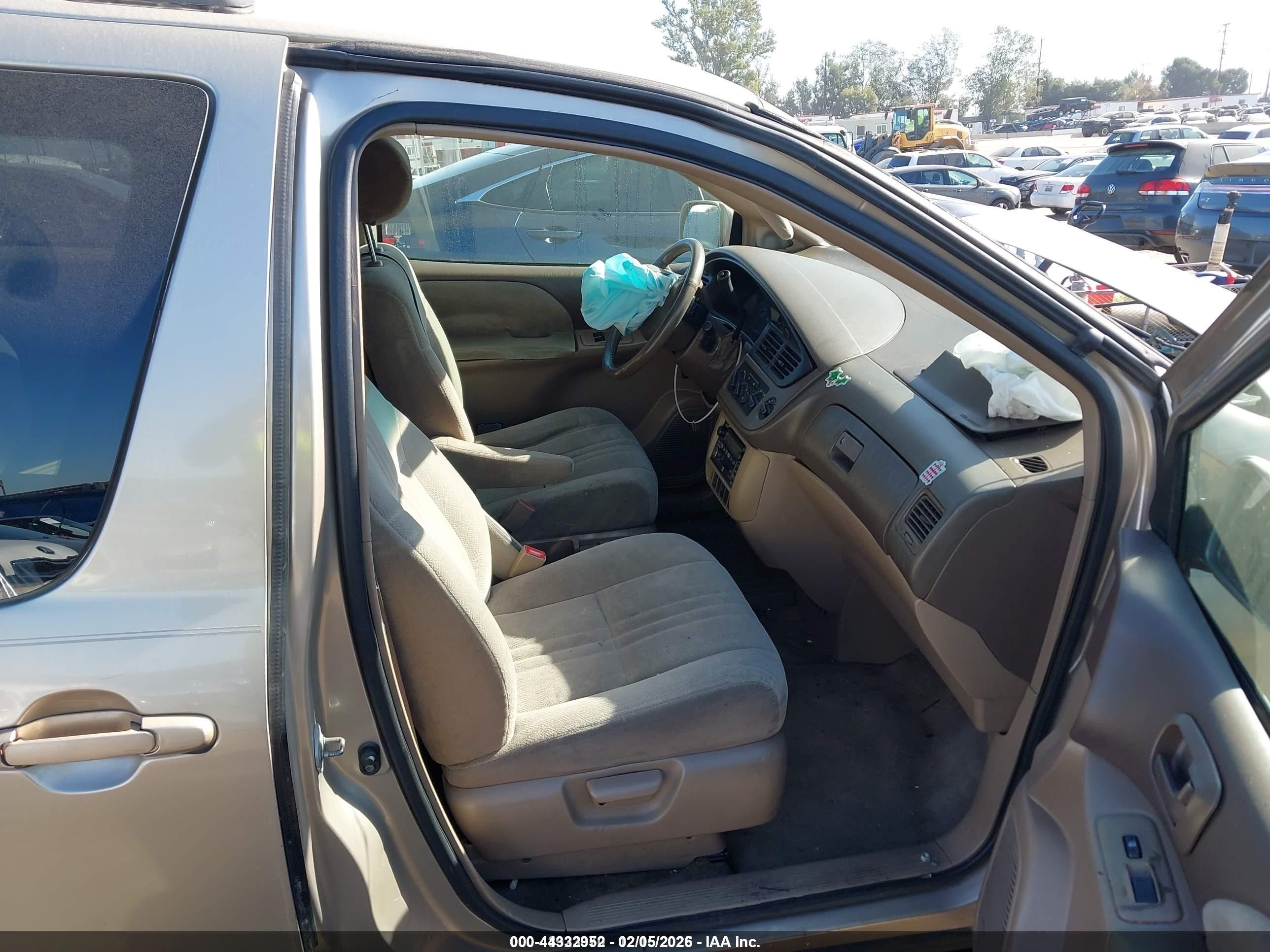 2002 Toyota Sienna Le Золотой vin: 4T3ZF13C32U435563