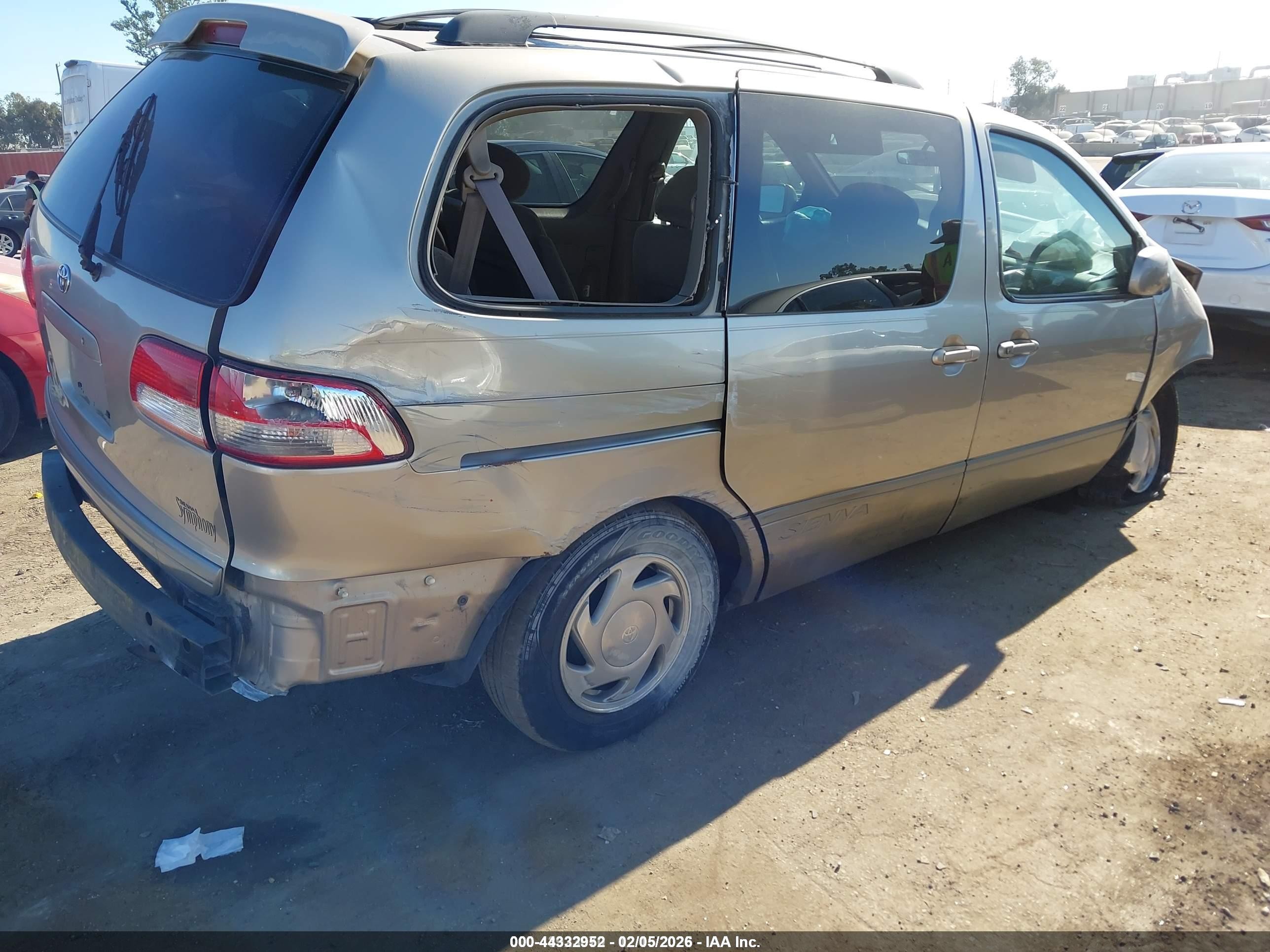 2002 Toyota Sienna Le Золотой vin: 4T3ZF13C32U435563