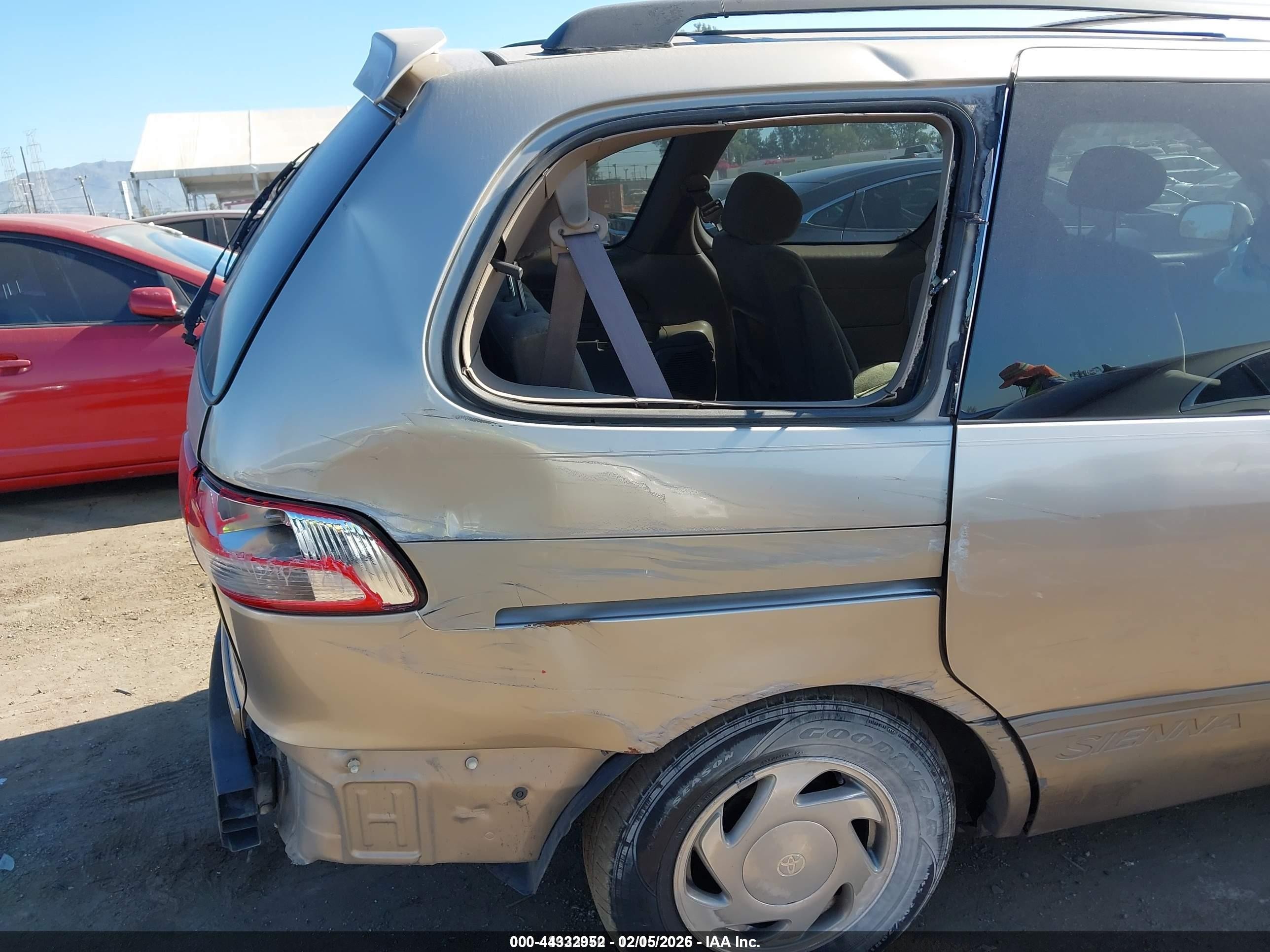 2002 Toyota Sienna Le Золотой vin: 4T3ZF13C32U435563