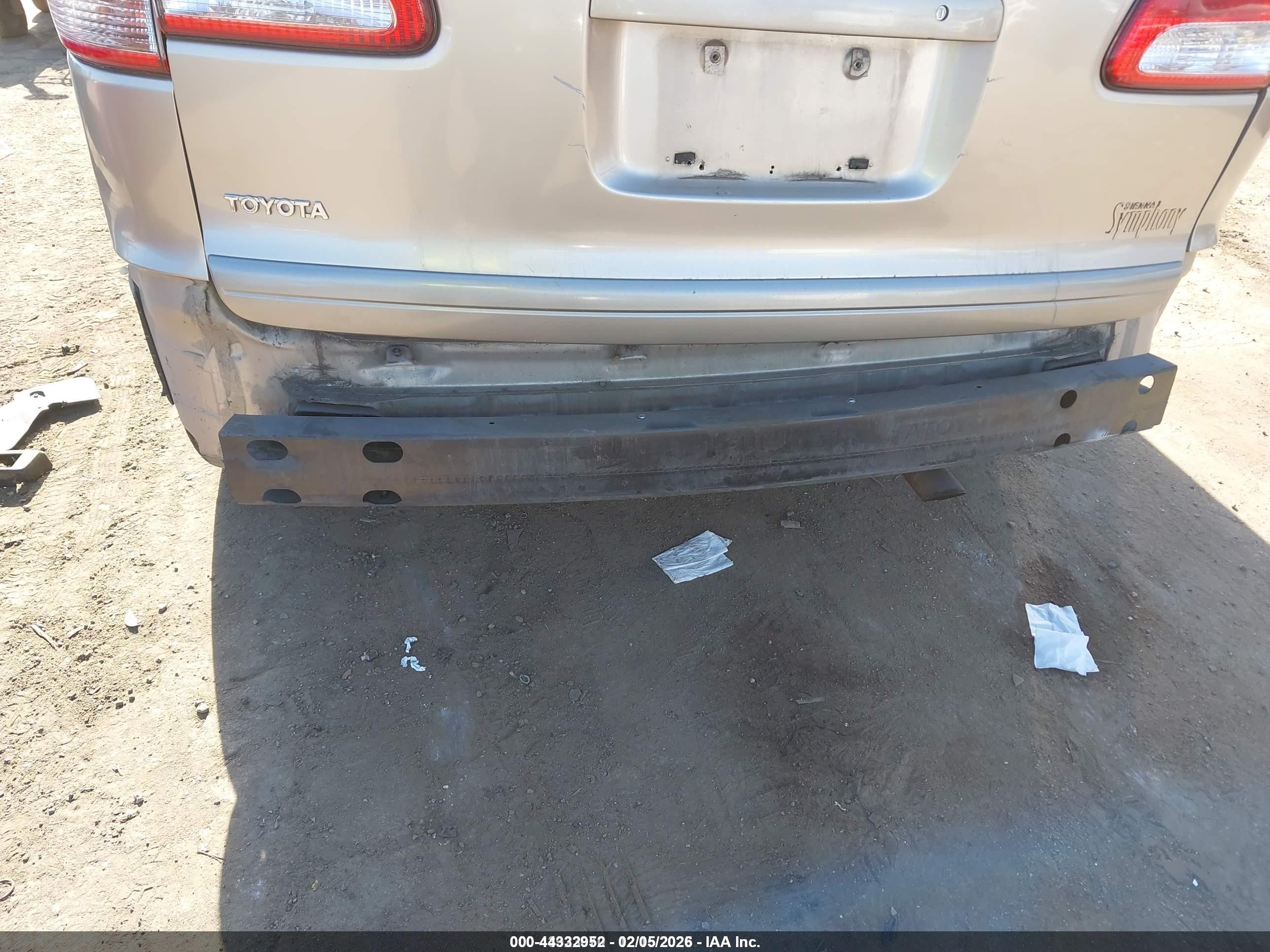 2002 Toyota Sienna Le Золотой vin: 4T3ZF13C32U435563