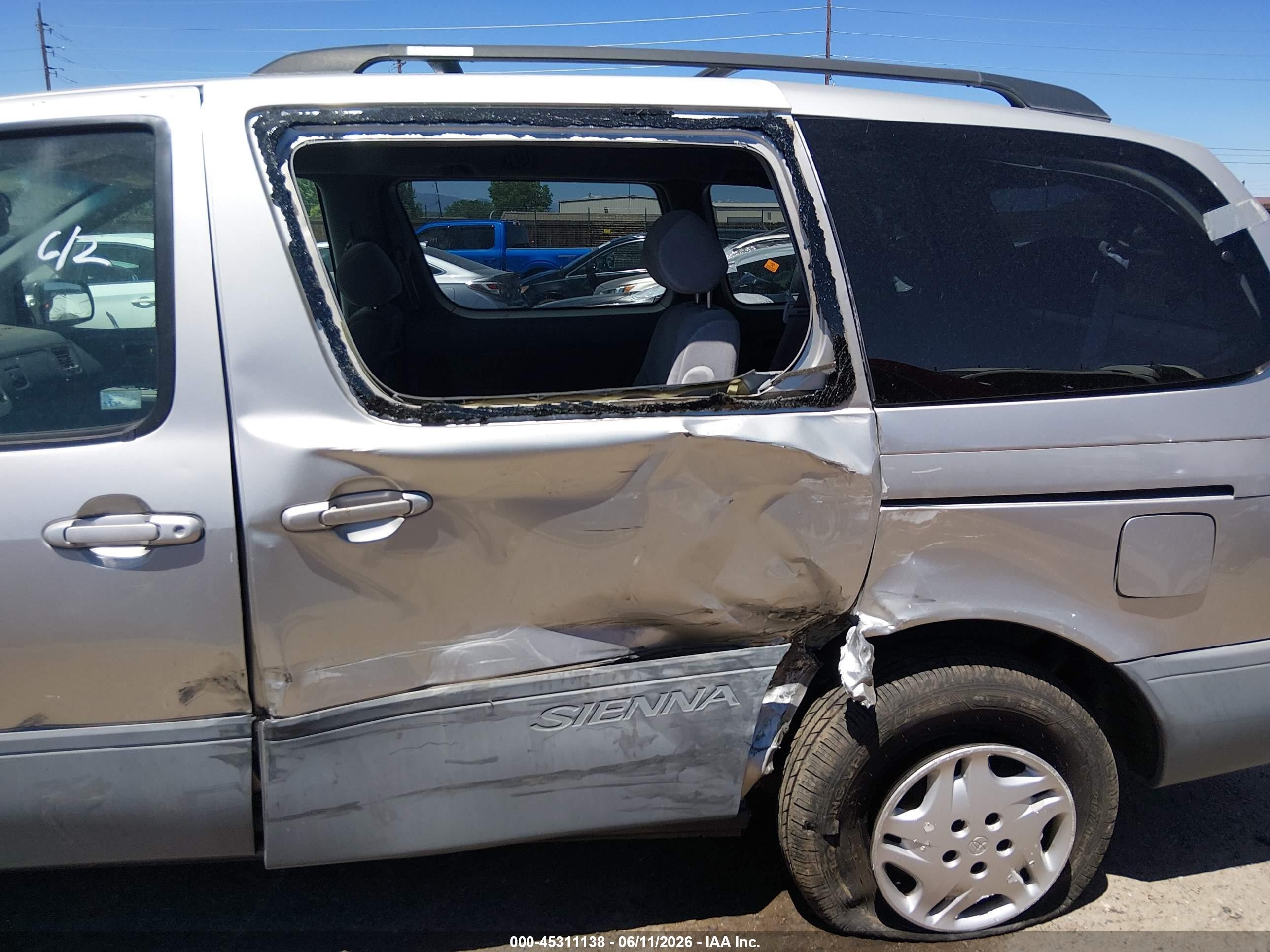 2002 Toyota Sienna Le Silver vin: 4T3ZF13C32U460771