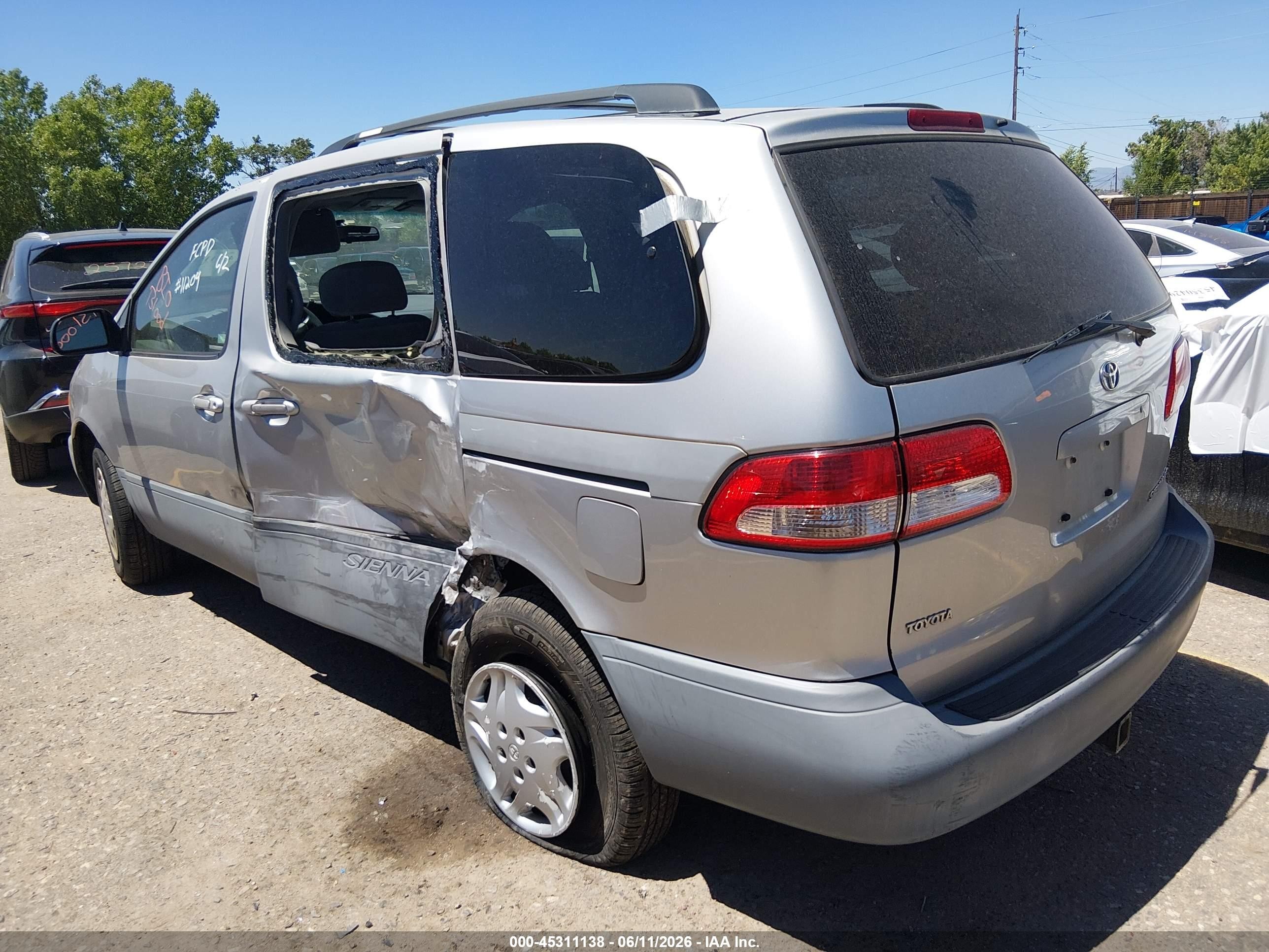 2002 Toyota Sienna Le Silver vin: 4T3ZF13C32U460771