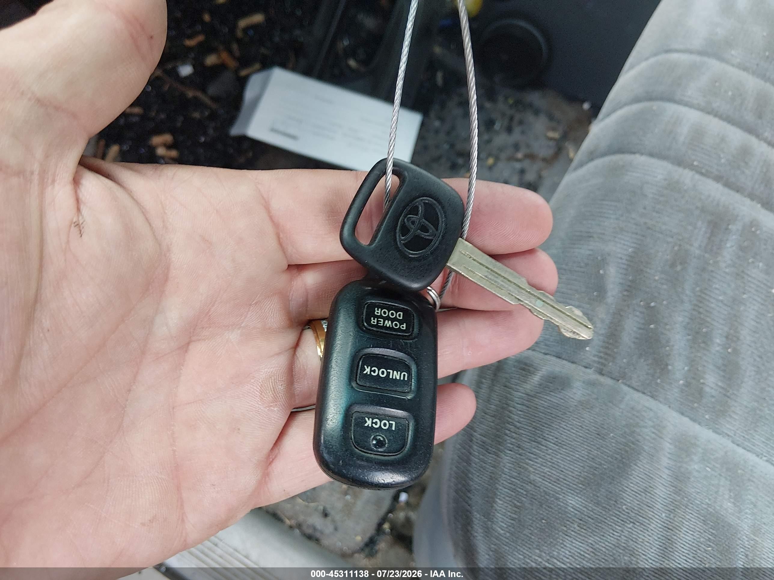 2002 Toyota Sienna Le Silver vin: 4T3ZF13C32U460771