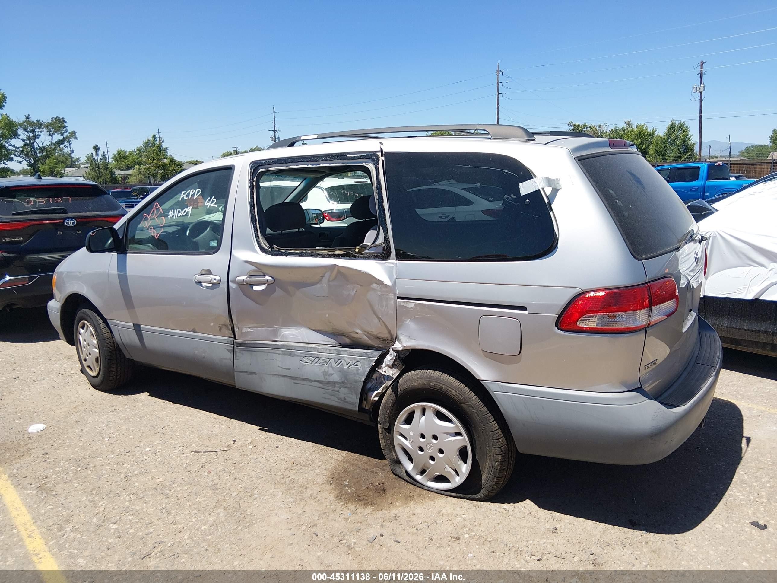 2002 Toyota Sienna Le Silver vin: 4T3ZF13C32U460771