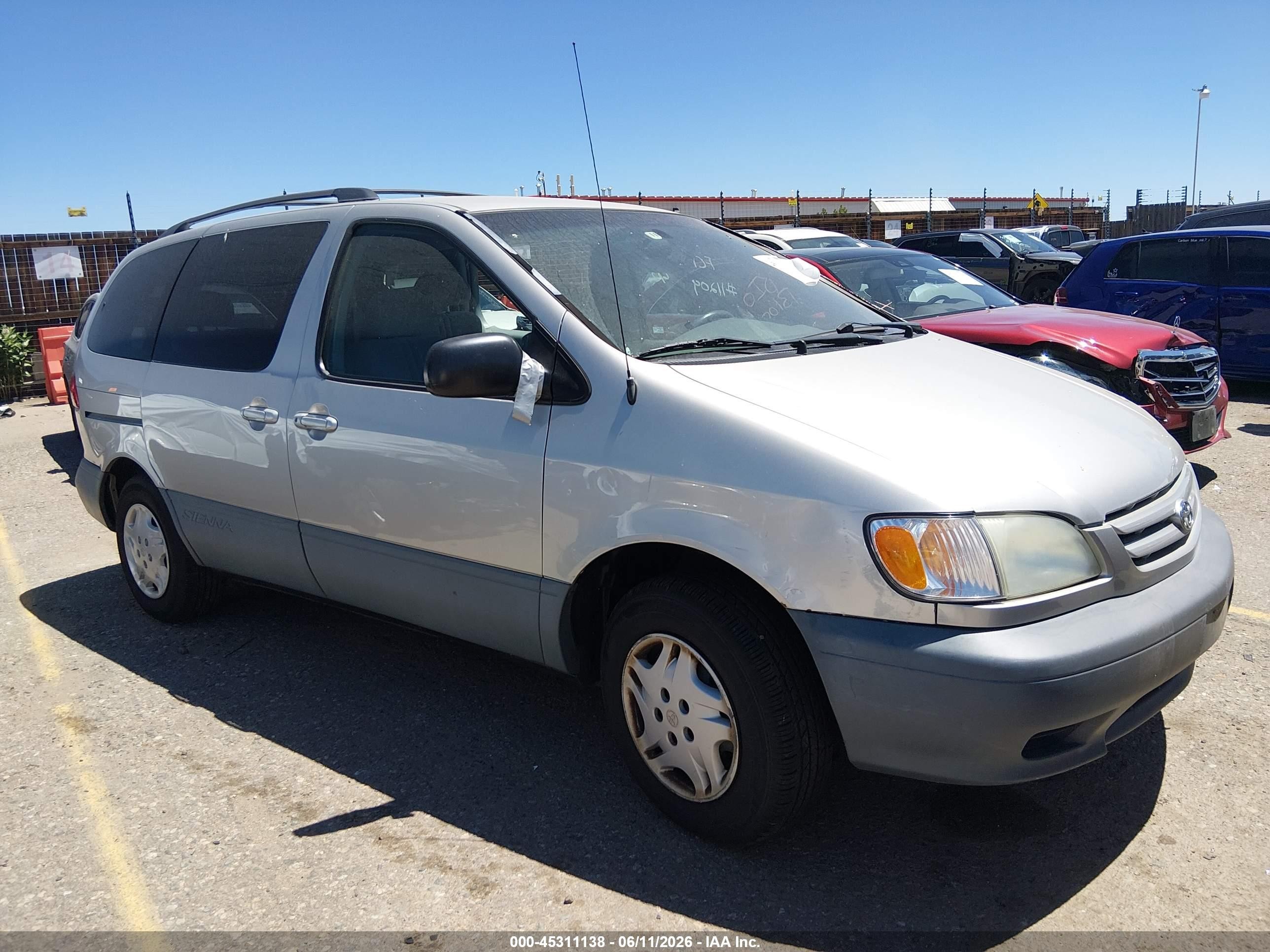 2002 Toyota Sienna Le Silver vin: 4T3ZF13C32U460771