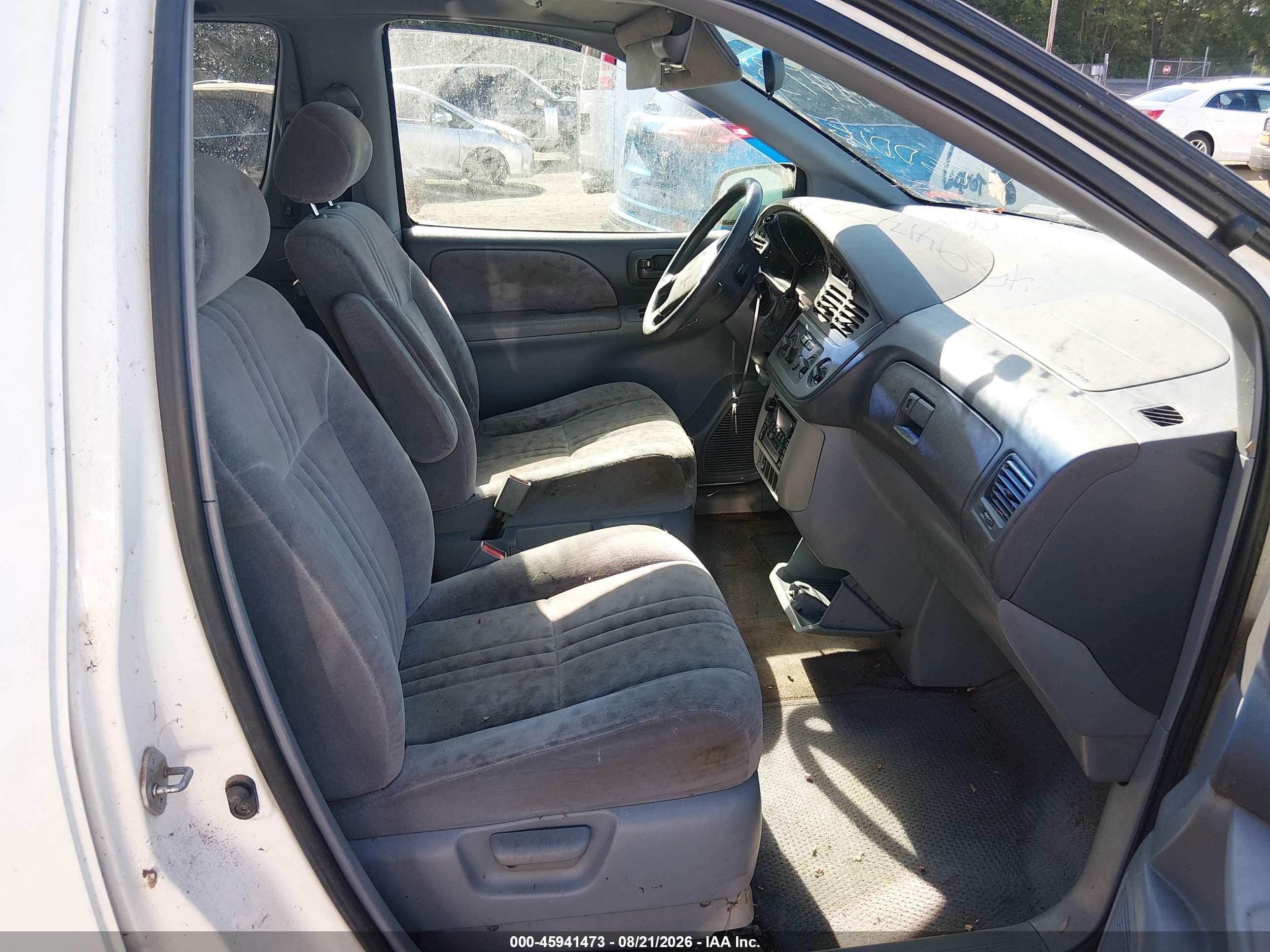 2002 Toyota Sienna Le White vin: 4T3ZF13C32U467106