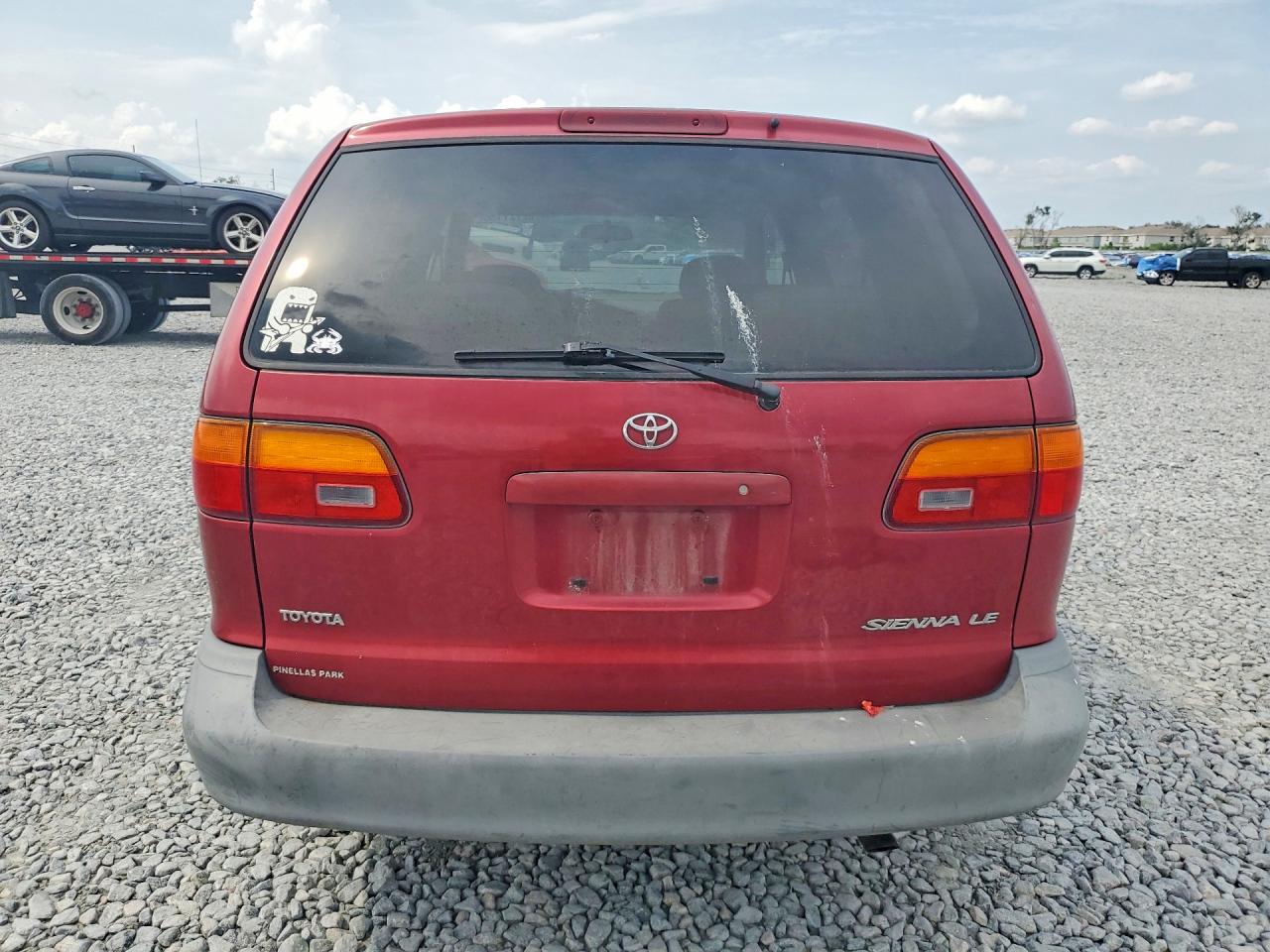 1998 Toyota Sienna Le Red vin: 4T3ZF13C3WU051627
