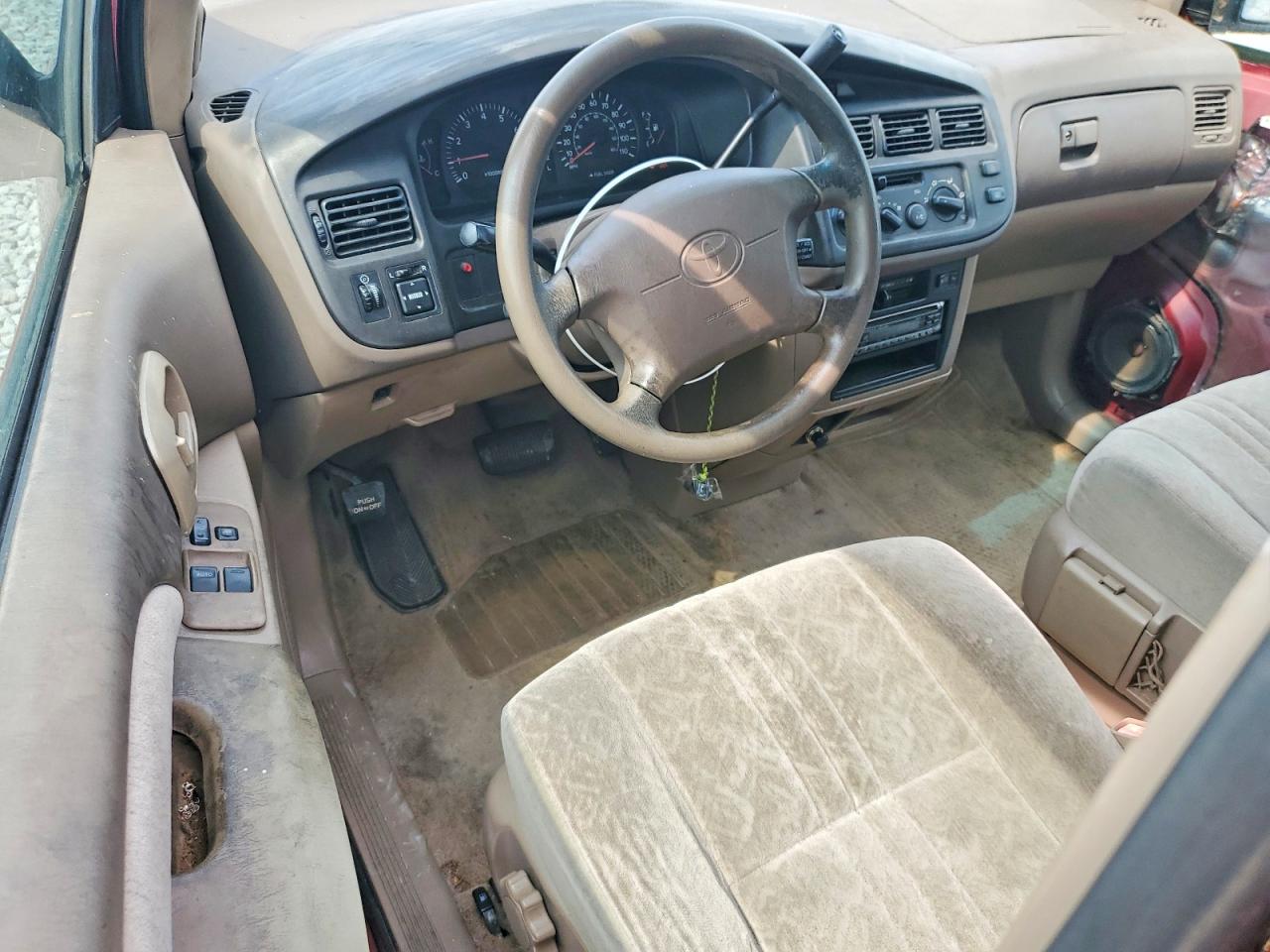 1998 Toyota Sienna Le Red vin: 4T3ZF13C3WU051627