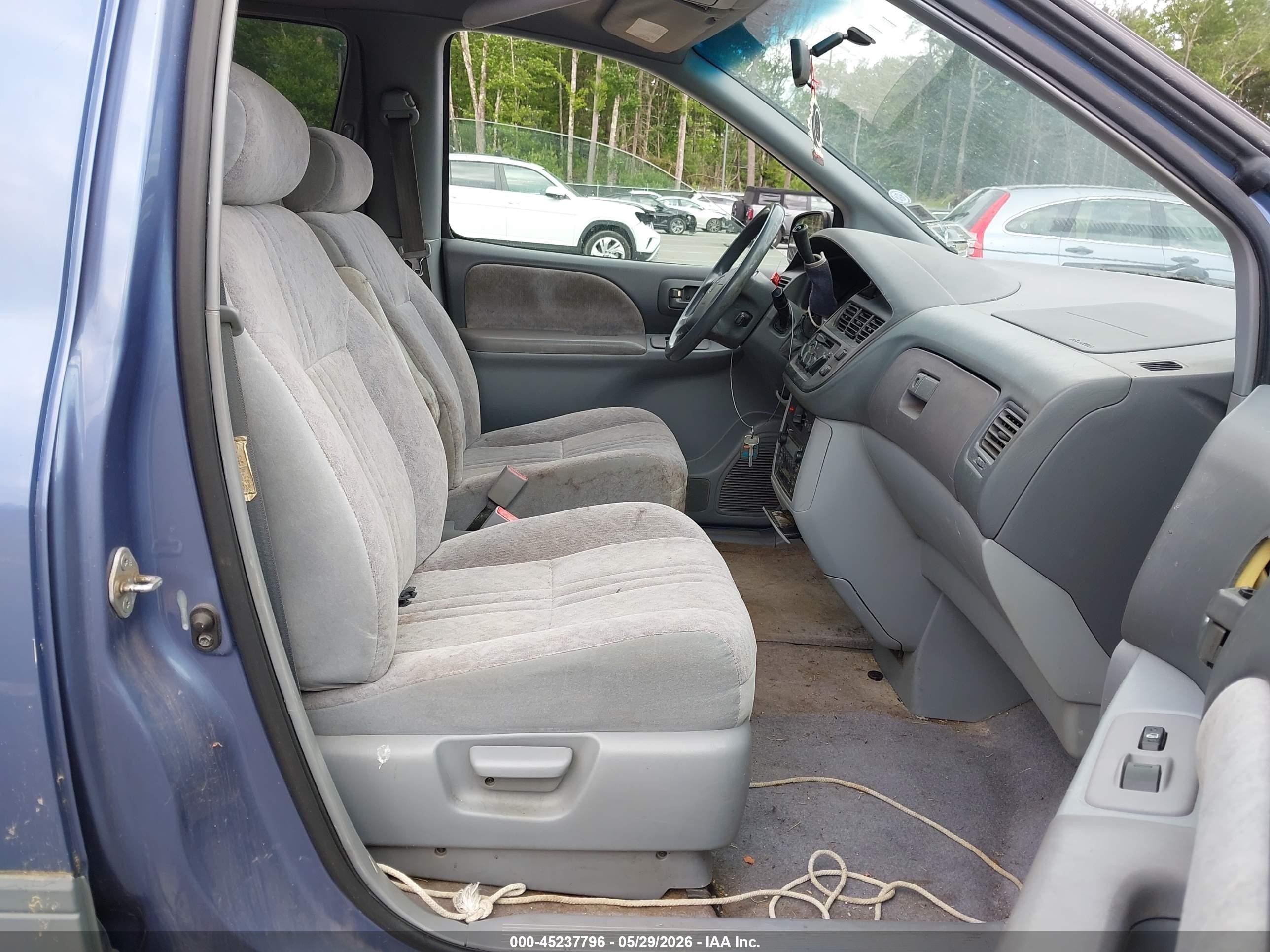 2000 Toyota Sienna Le Blue vin: 4T3ZF13C3YU222119