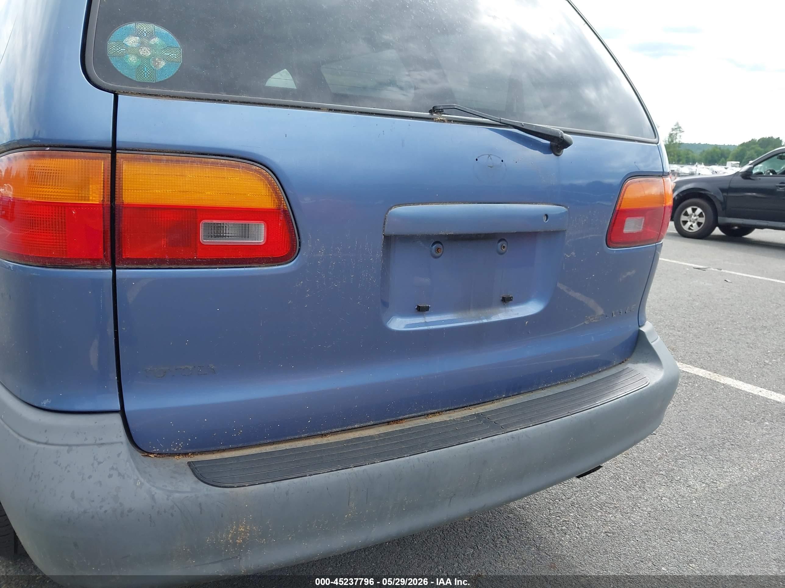 2000 Toyota Sienna Le Blue vin: 4T3ZF13C3YU222119