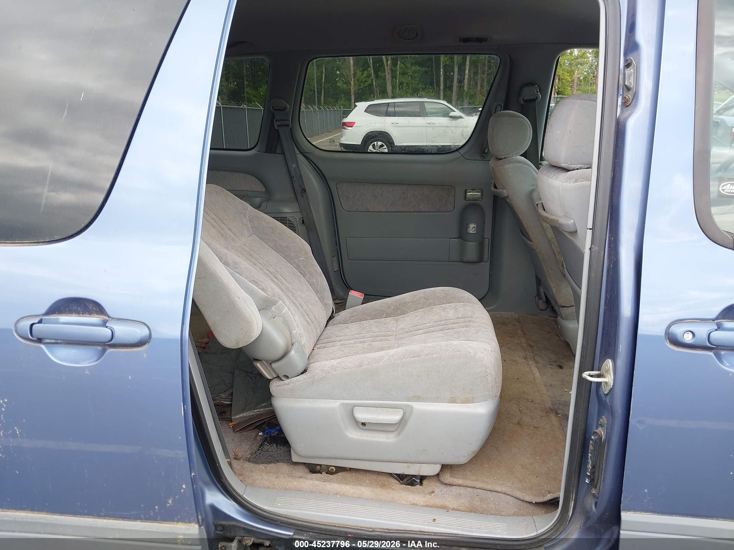 2000 Toyota Sienna Le Blue vin: 4T3ZF13C3YU222119