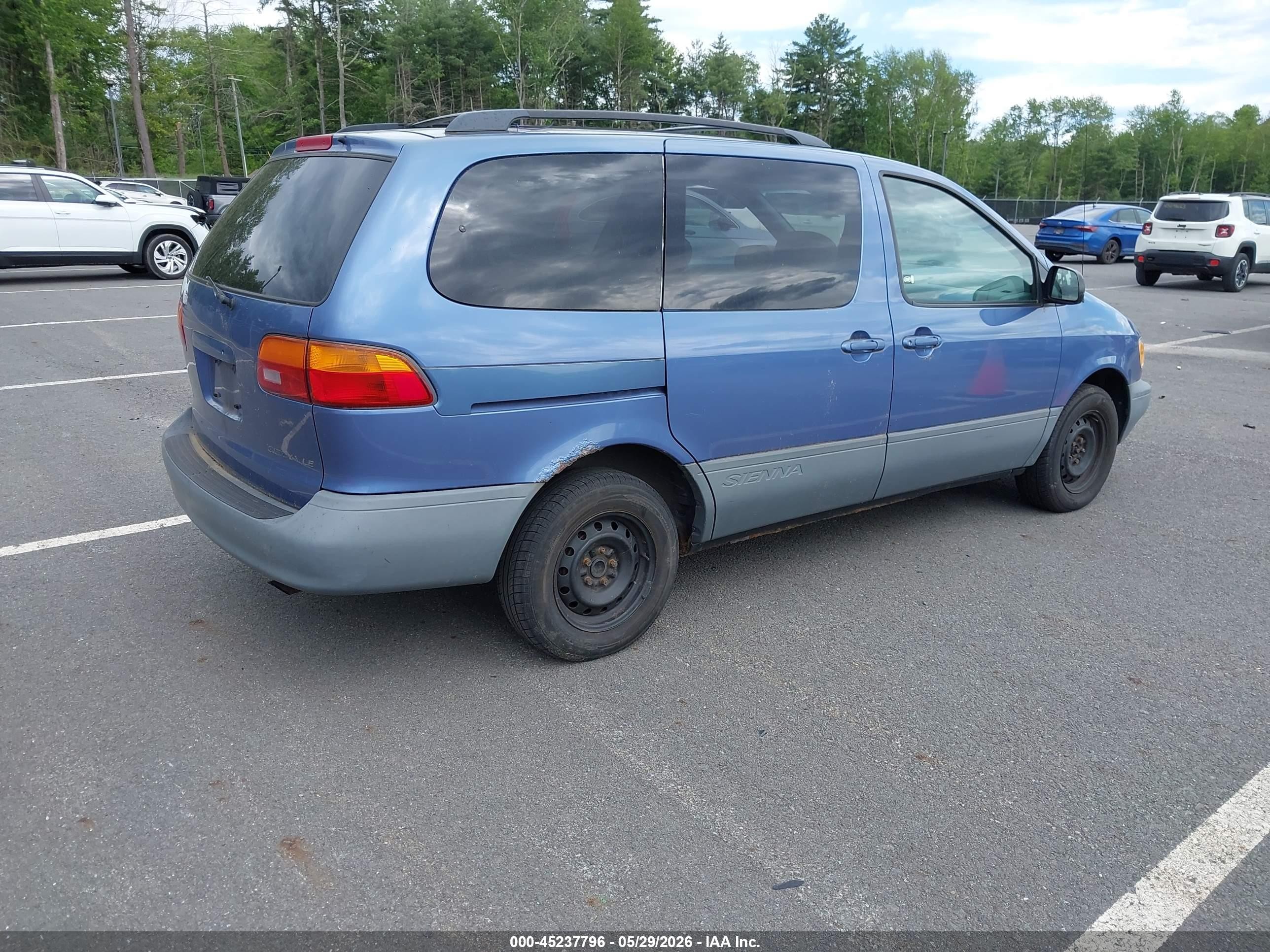 2000 Toyota Sienna Le Blue vin: 4T3ZF13C3YU222119