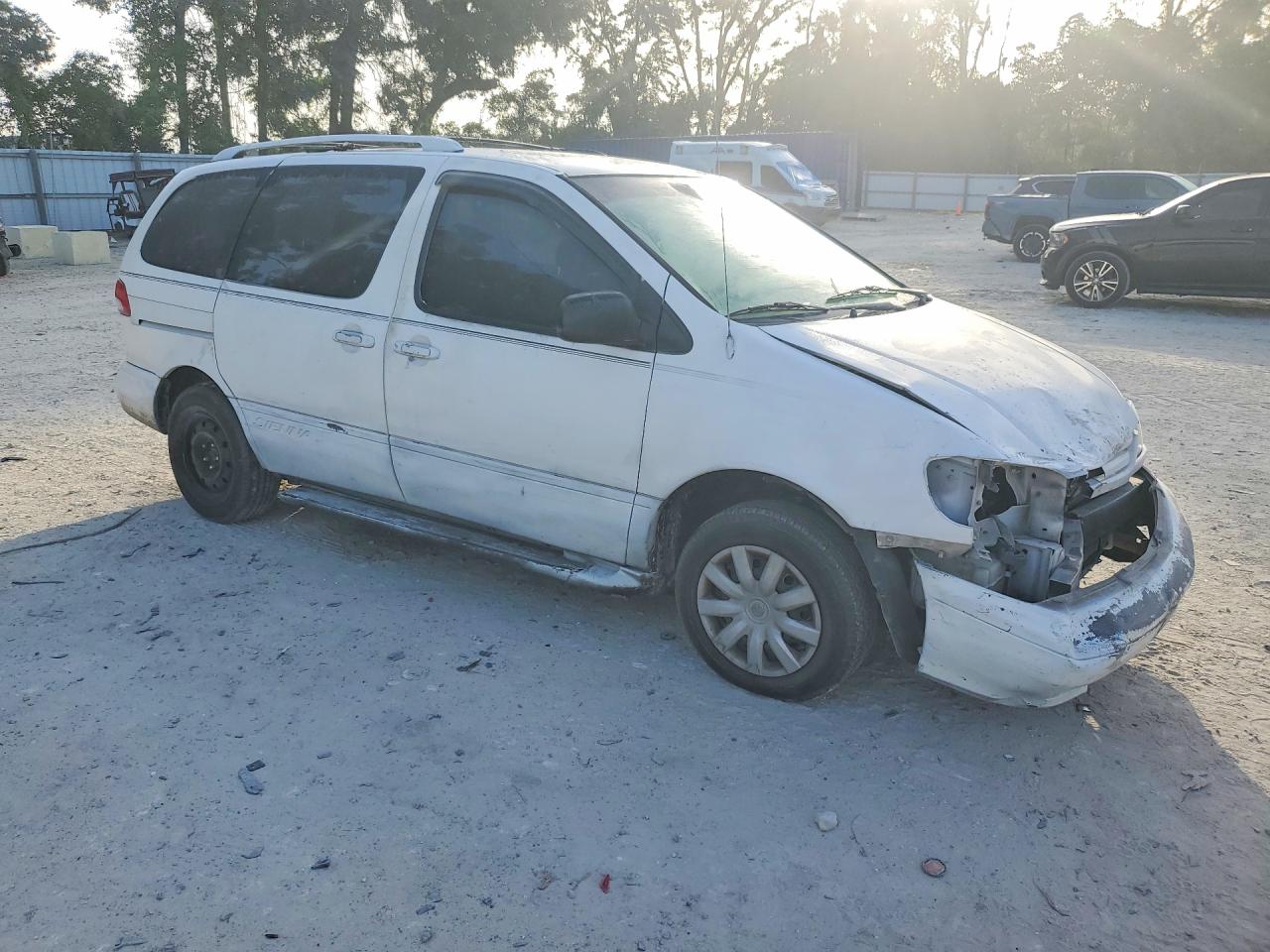 2001 Toyt Sienna White vin: 4T3ZF13C41U370706