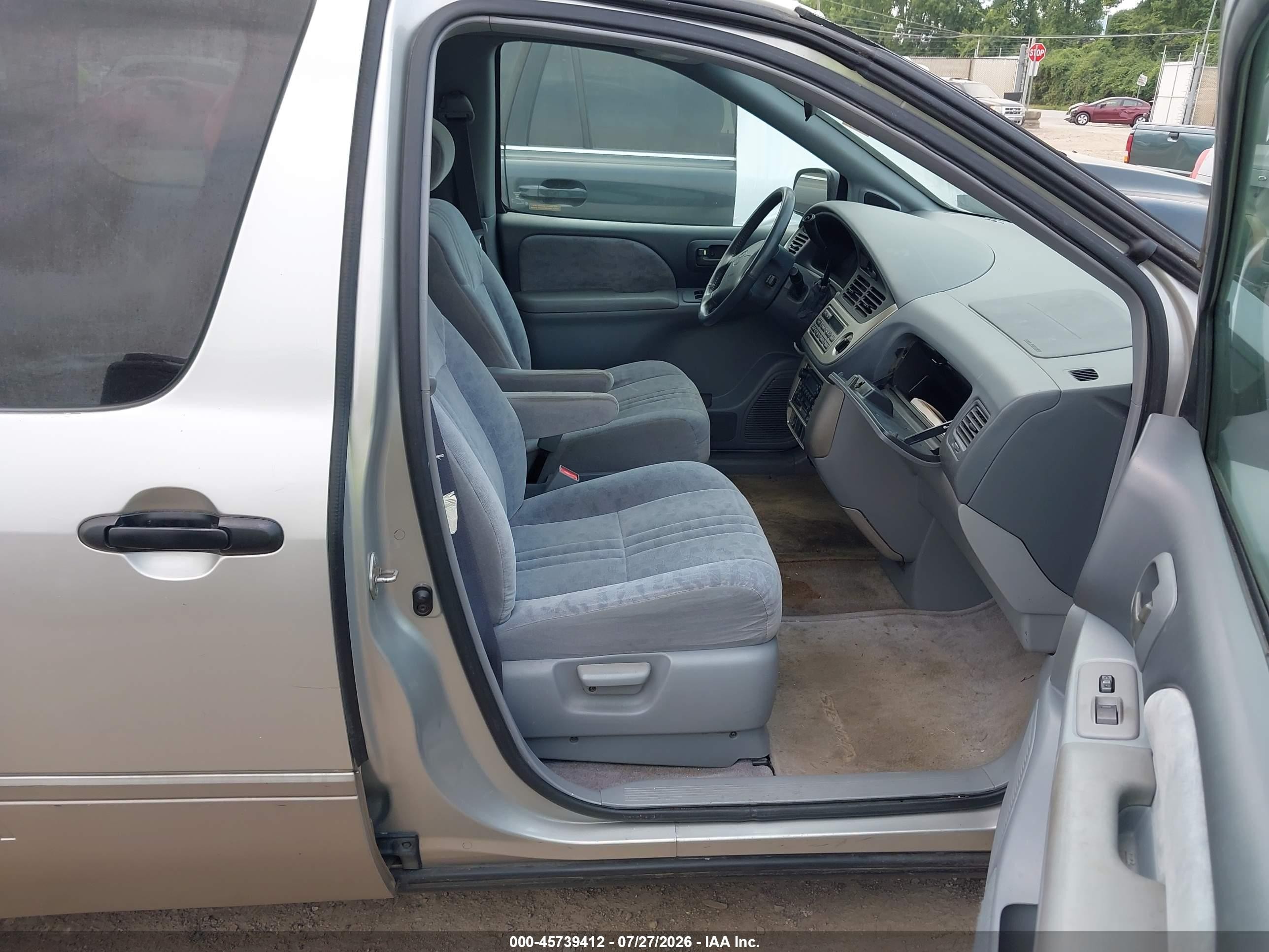 2002 Toyota Sienna Le Silver vin: 4T3ZF13C42U485999