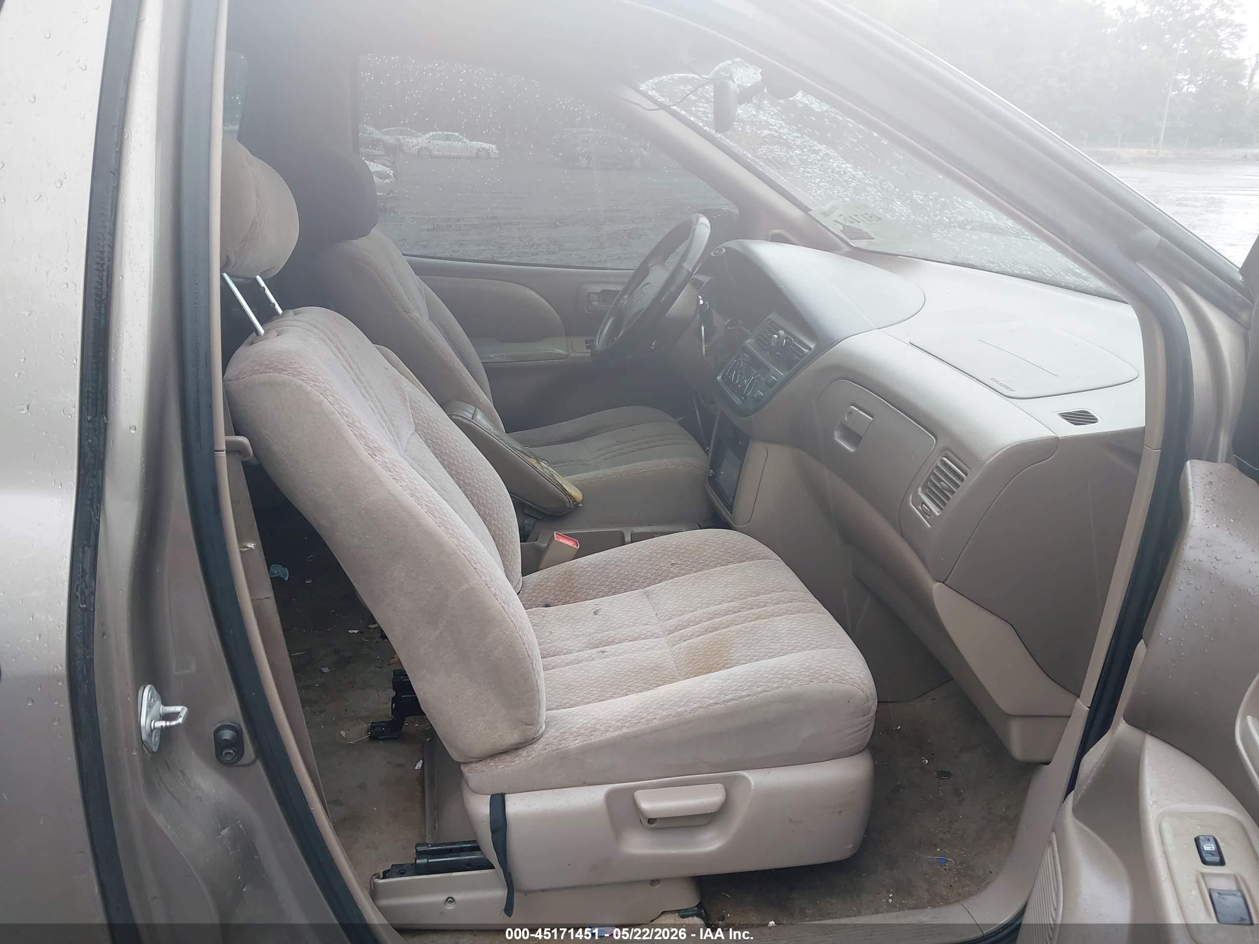 1999 Toyota Sienna Le Золотой vin: 4T3ZF13C4XU149843