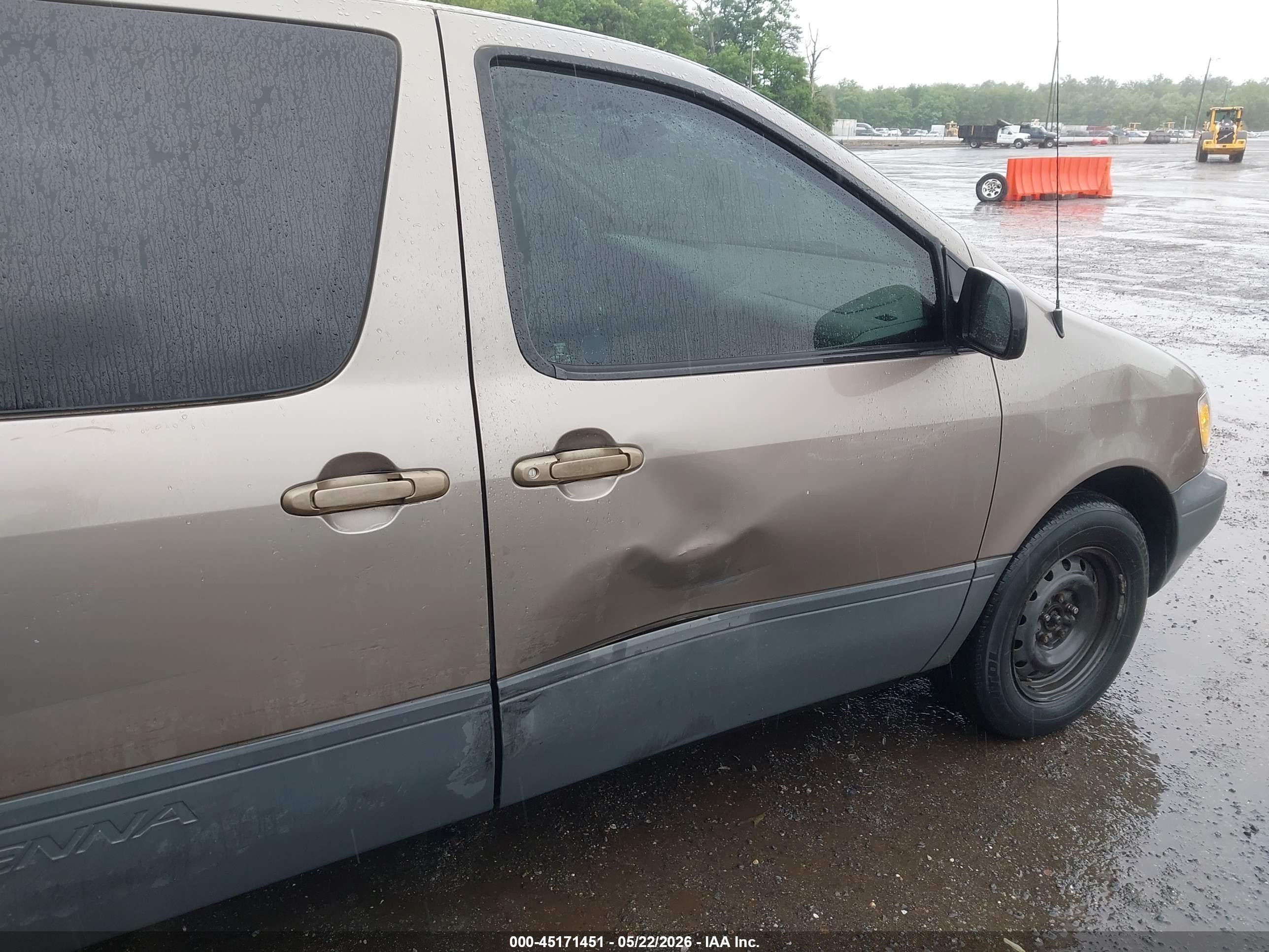 1999 Toyota Sienna Le Золотой vin: 4T3ZF13C4XU149843