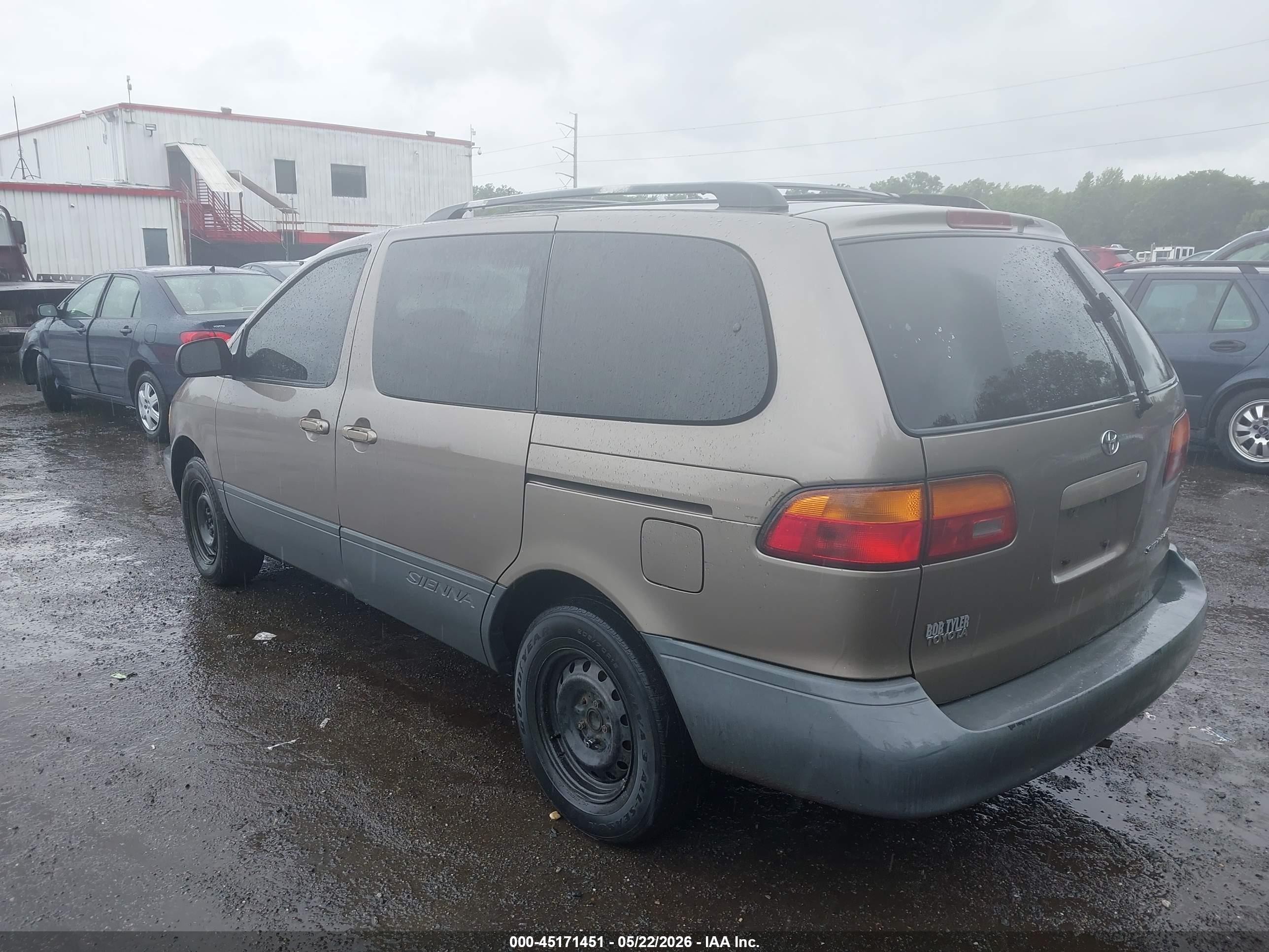 1999 Toyota Sienna Le Золотой vin: 4T3ZF13C4XU149843