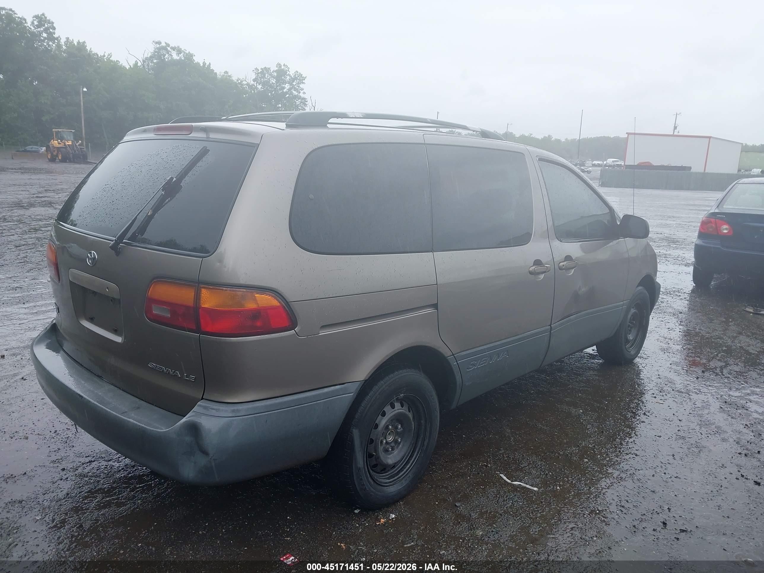 1999 Toyota Sienna Le Золотой vin: 4T3ZF13C4XU149843