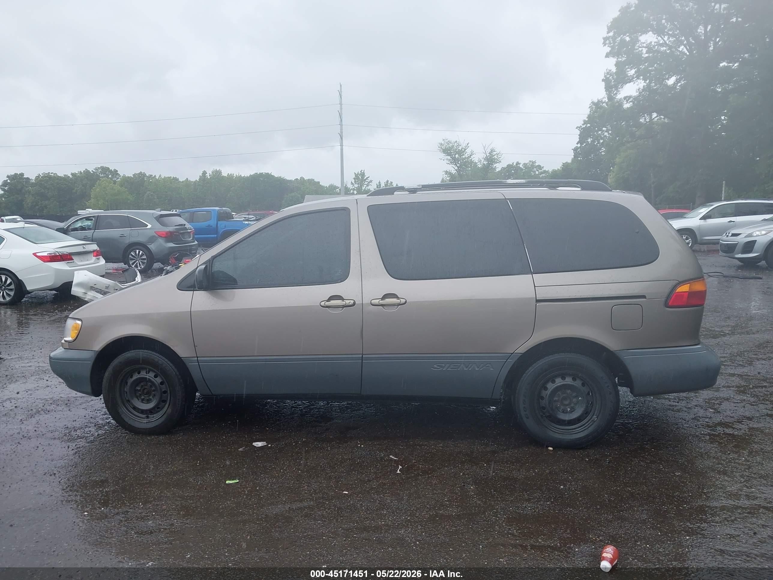 1999 Toyota Sienna Le Золотой vin: 4T3ZF13C4XU149843