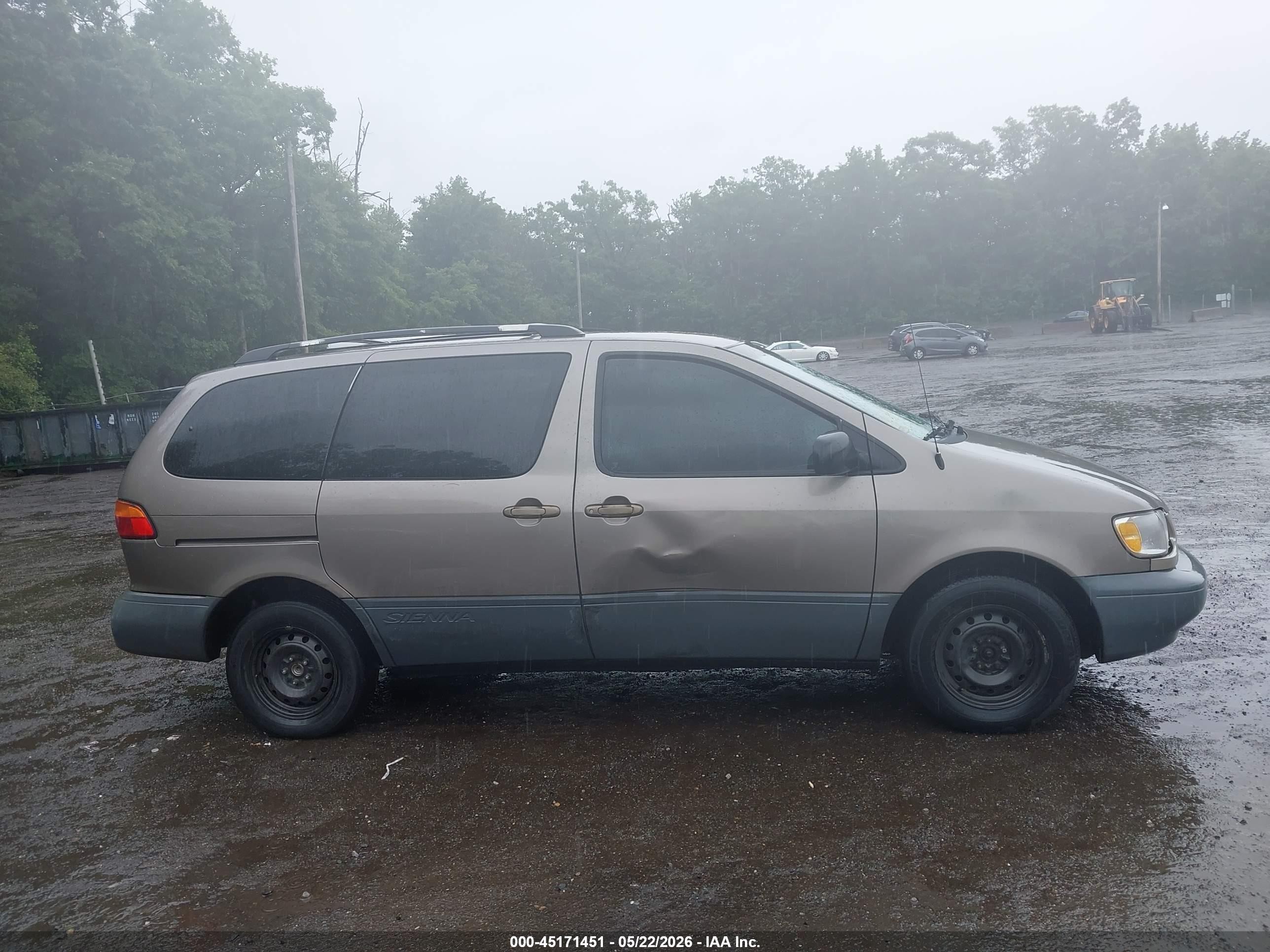 1999 Toyota Sienna Le Золотой vin: 4T3ZF13C4XU149843