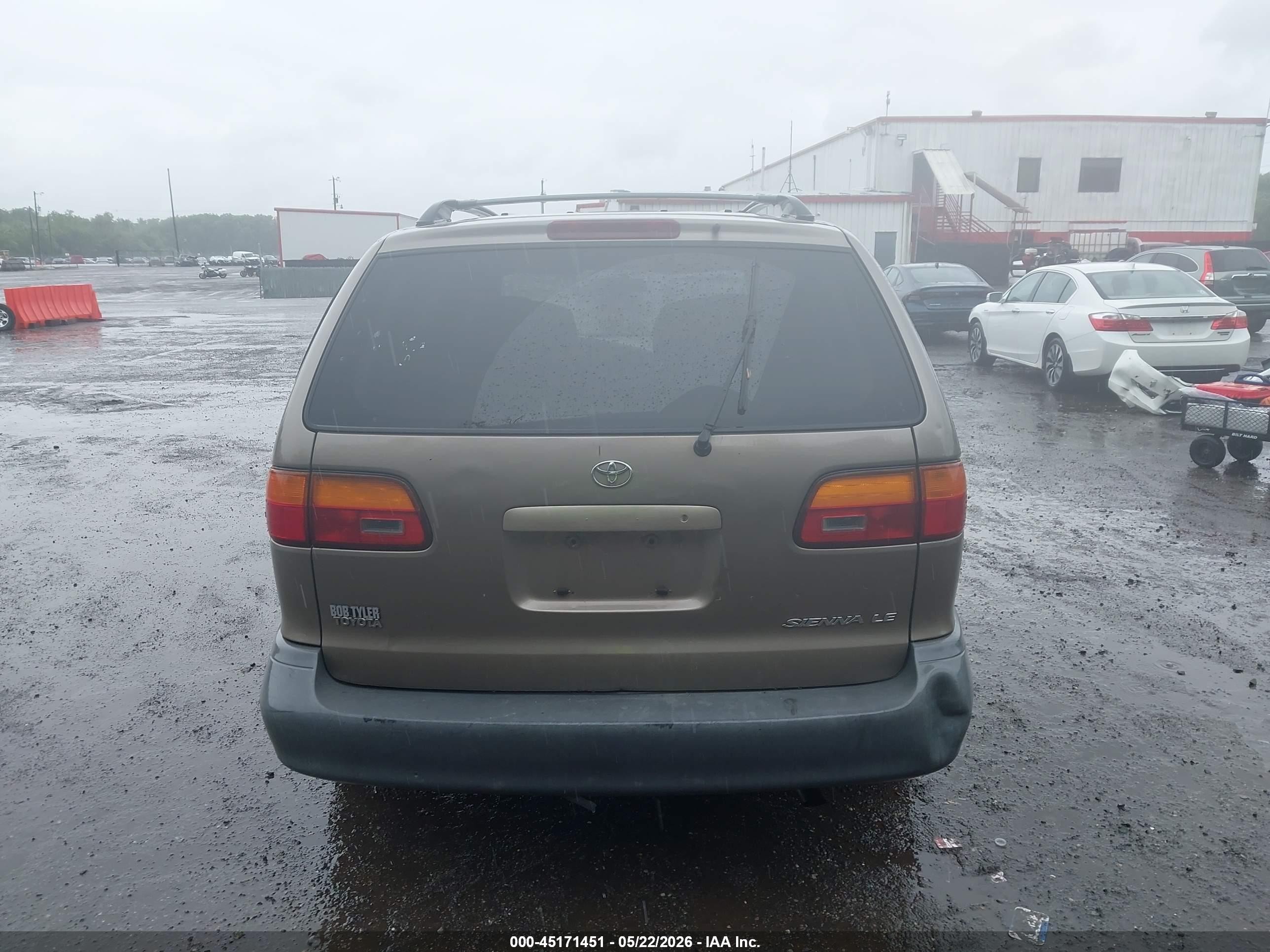 1999 Toyota Sienna Le Золотой vin: 4T3ZF13C4XU149843