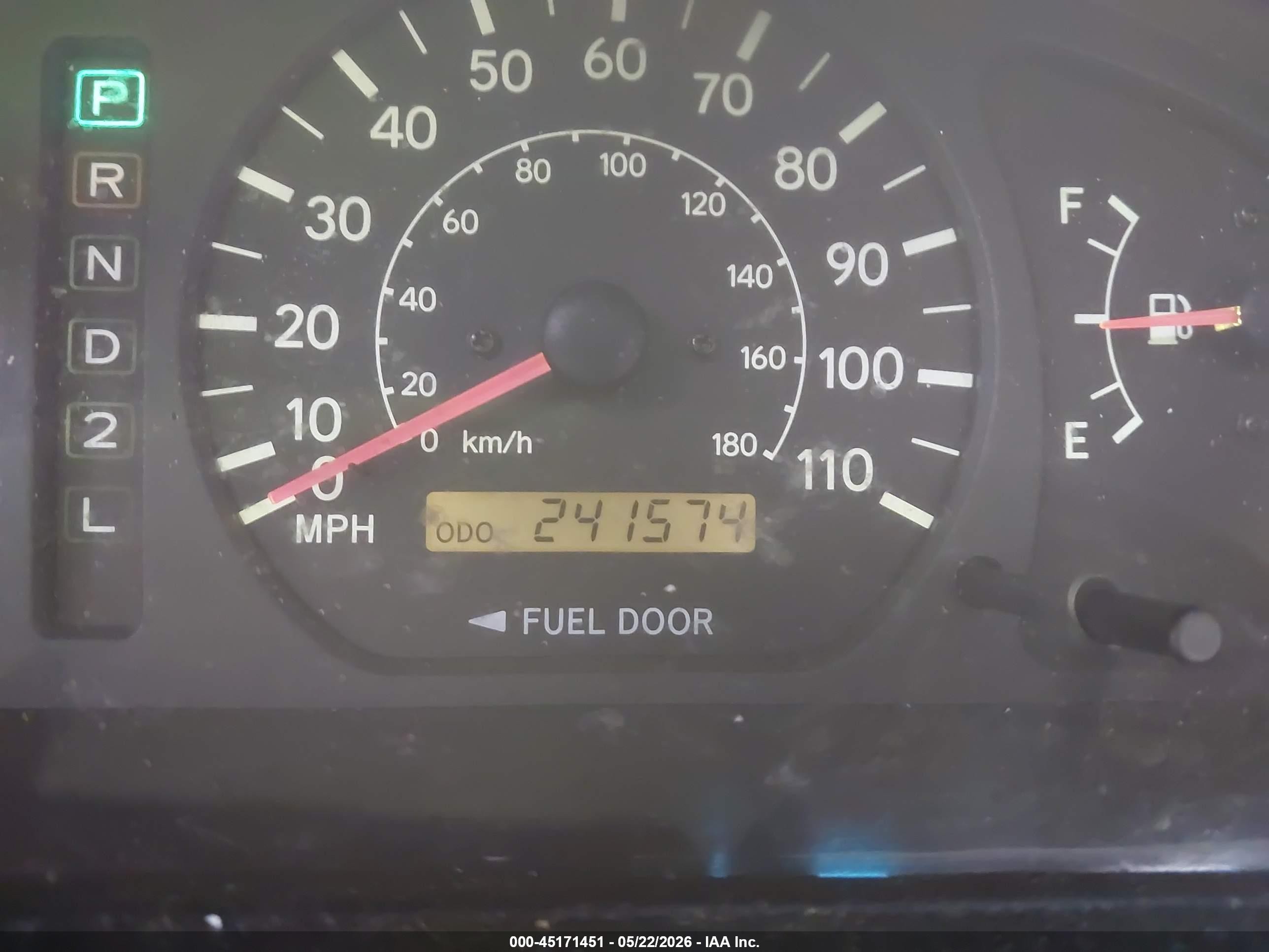 1999 Toyota Sienna Le Золотой vin: 4T3ZF13C4XU149843