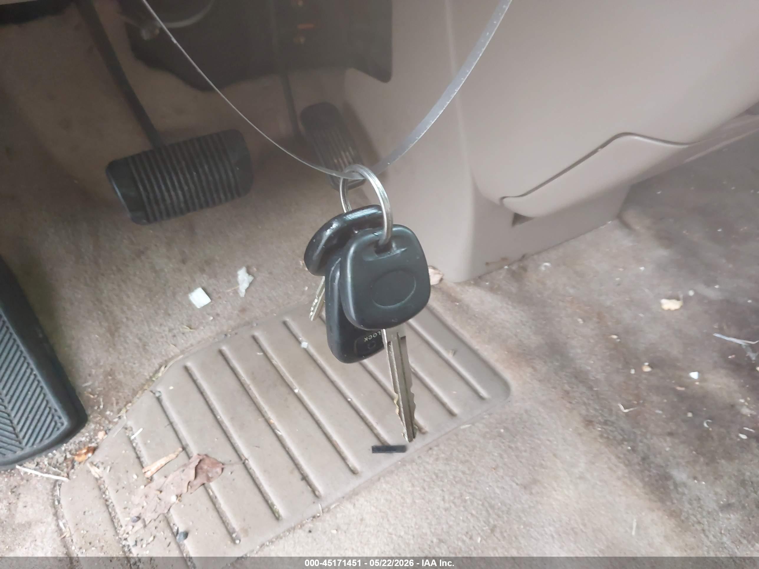 1999 Toyota Sienna Le Золотой vin: 4T3ZF13C4XU149843