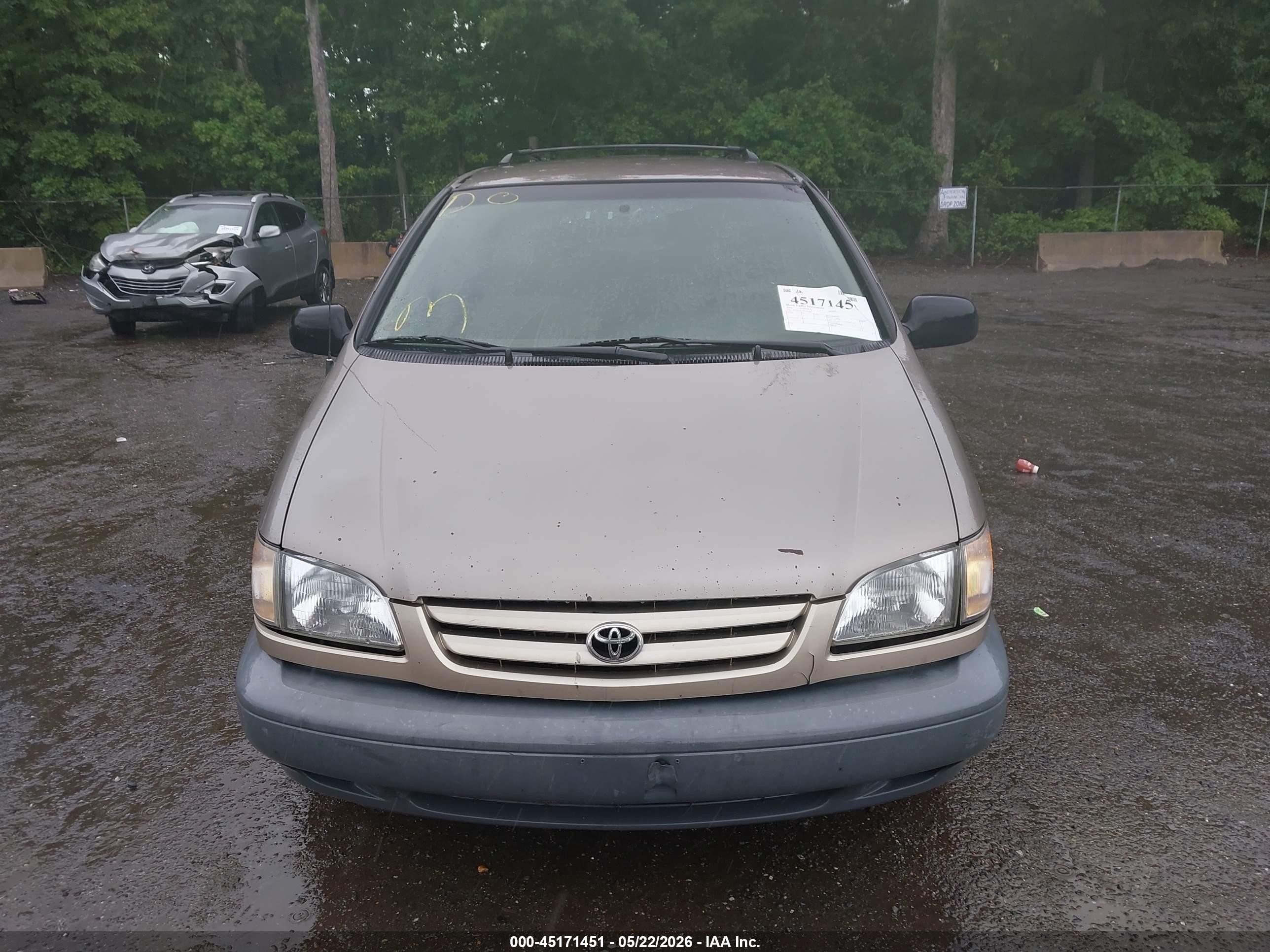 1999 Toyota Sienna Le Золотой vin: 4T3ZF13C4XU149843