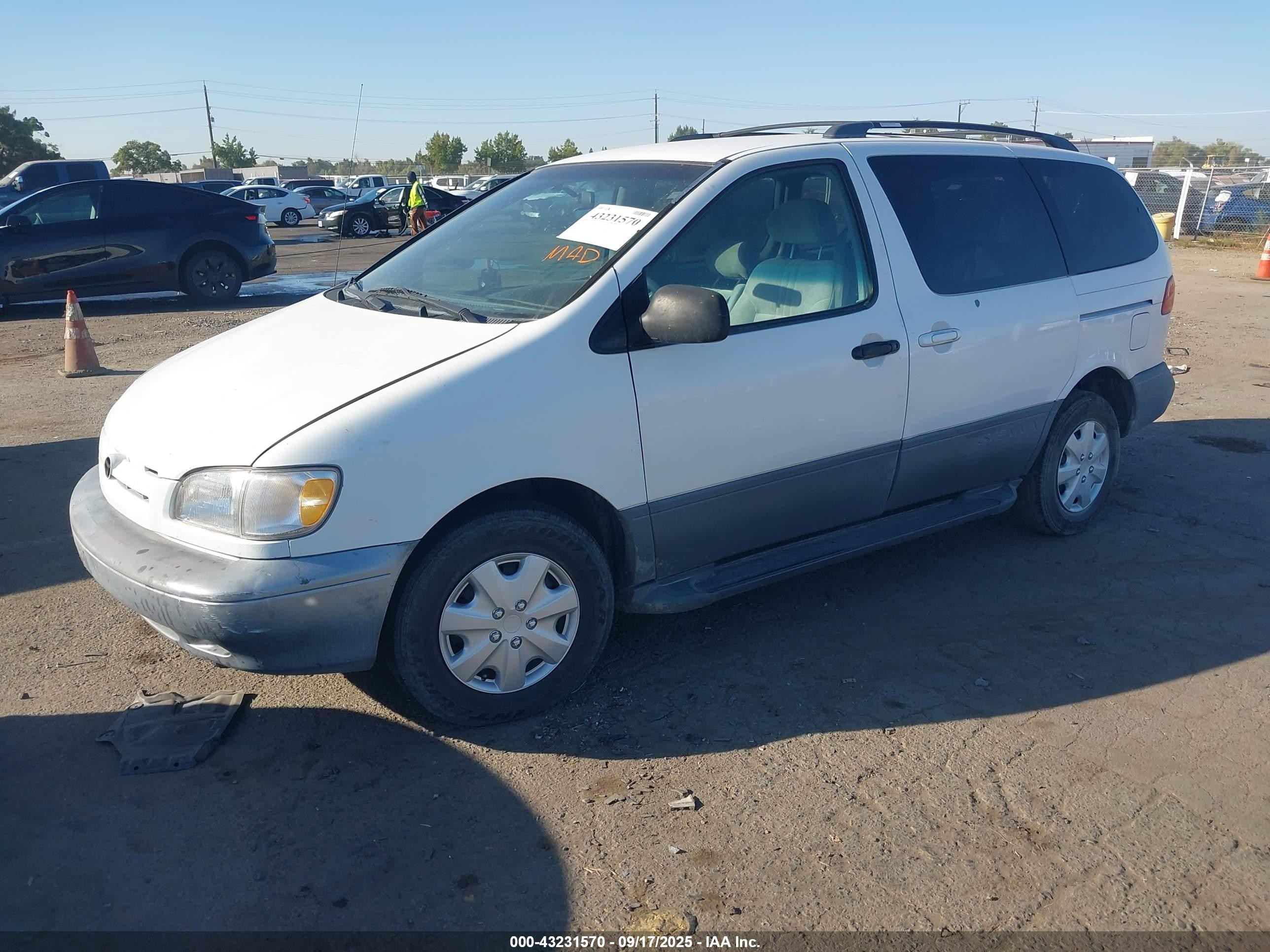 2000 Toyota Sienna Le White vin: 4T3ZF13C4YU318163