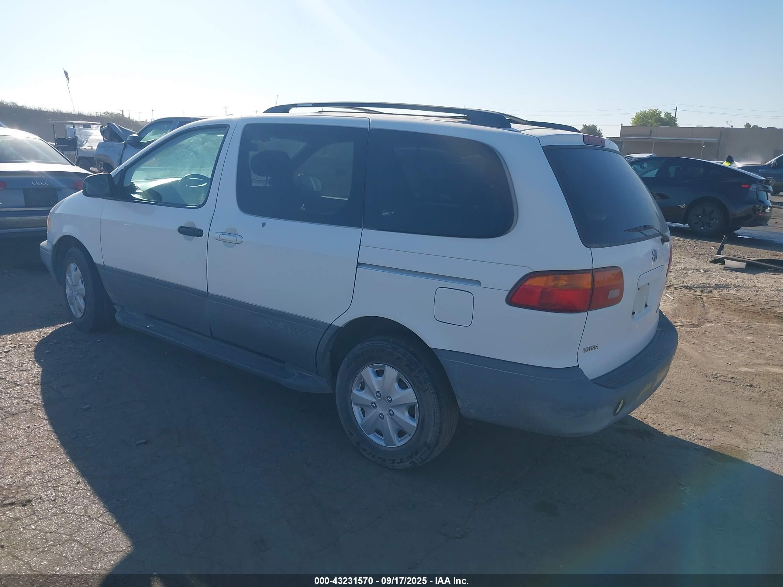 2000 Toyota Sienna Le White vin: 4T3ZF13C4YU318163