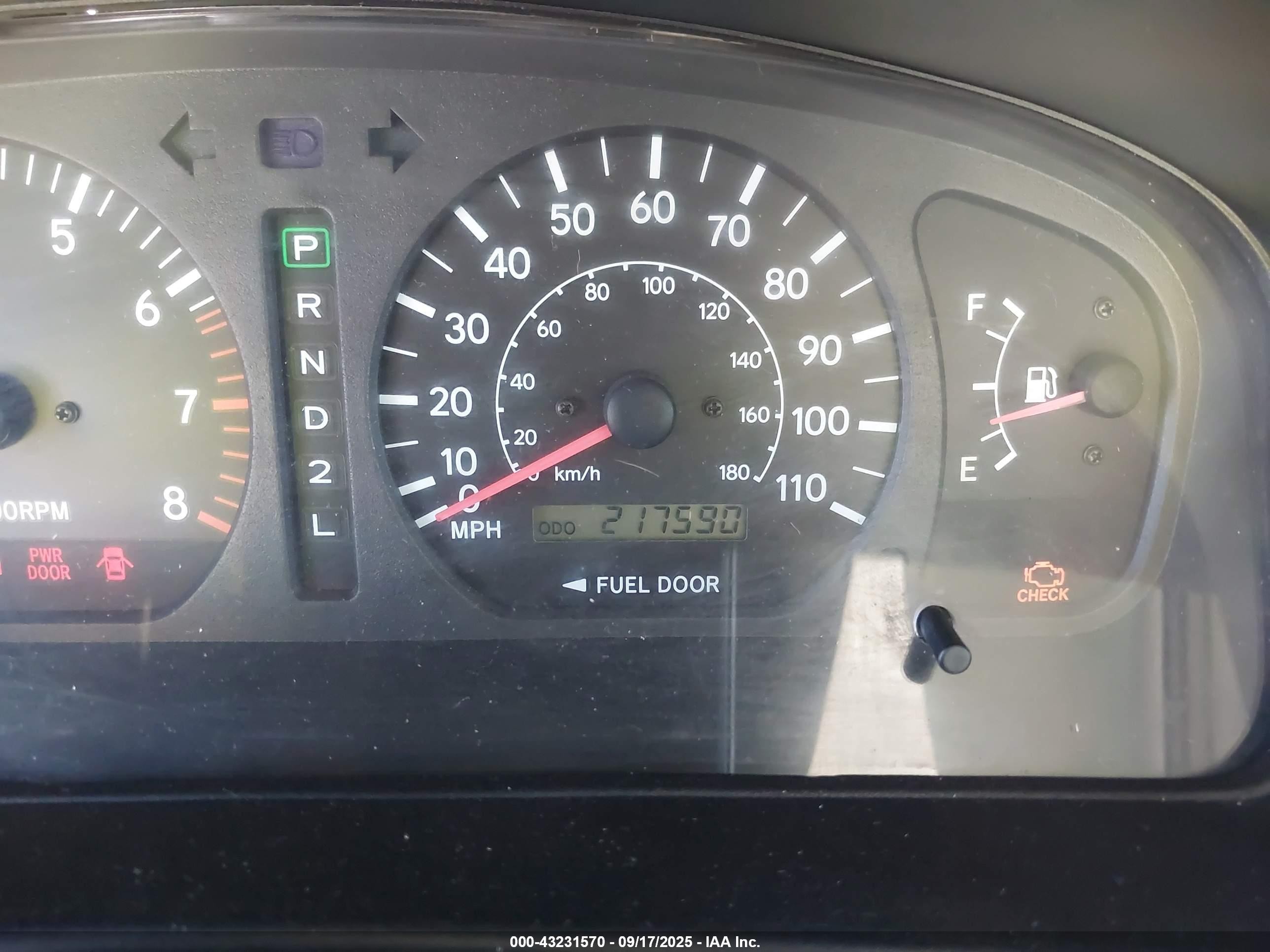 2000 Toyota Sienna Le White vin: 4T3ZF13C4YU318163