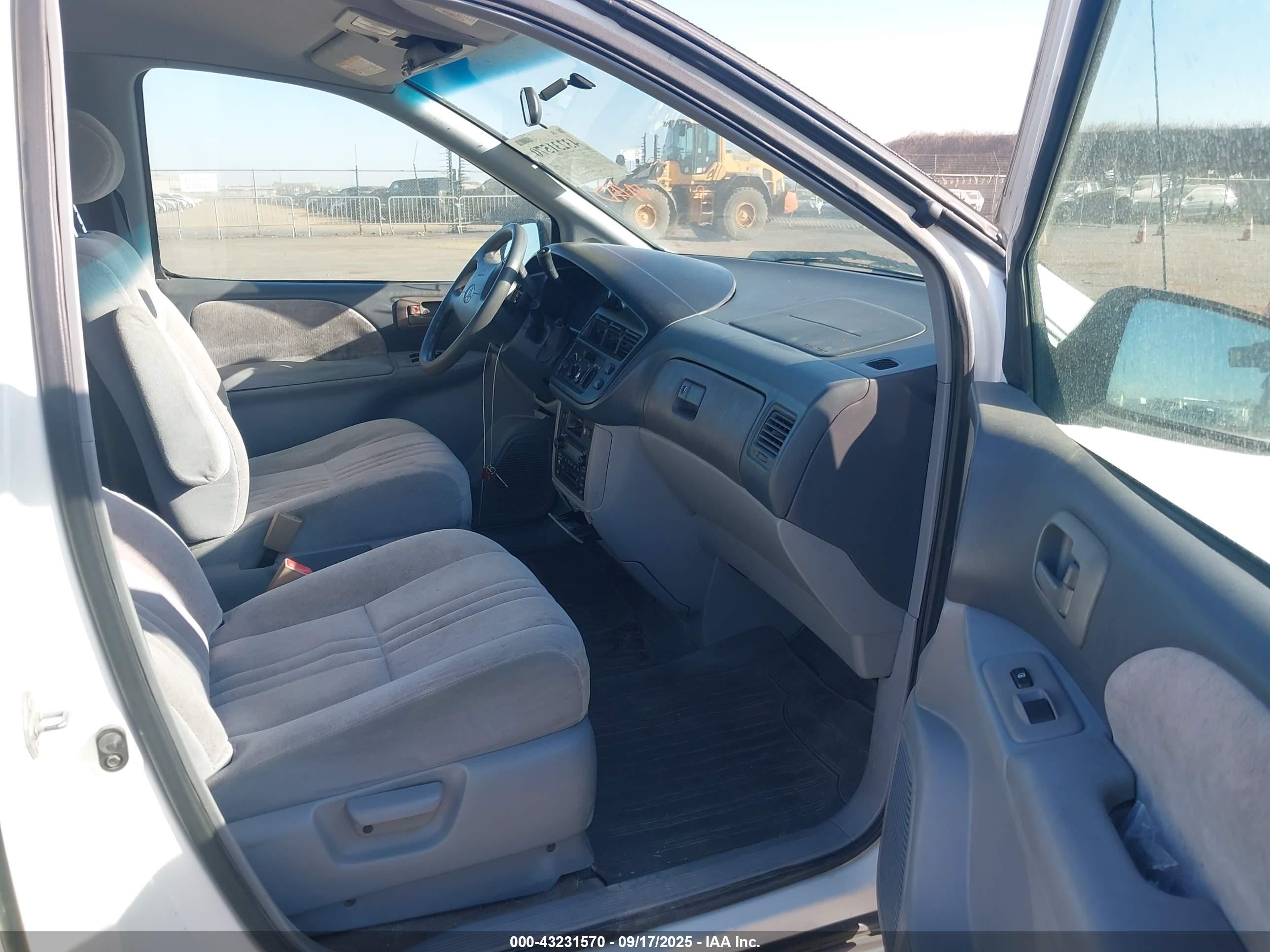 2000 Toyota Sienna Le White vin: 4T3ZF13C4YU318163