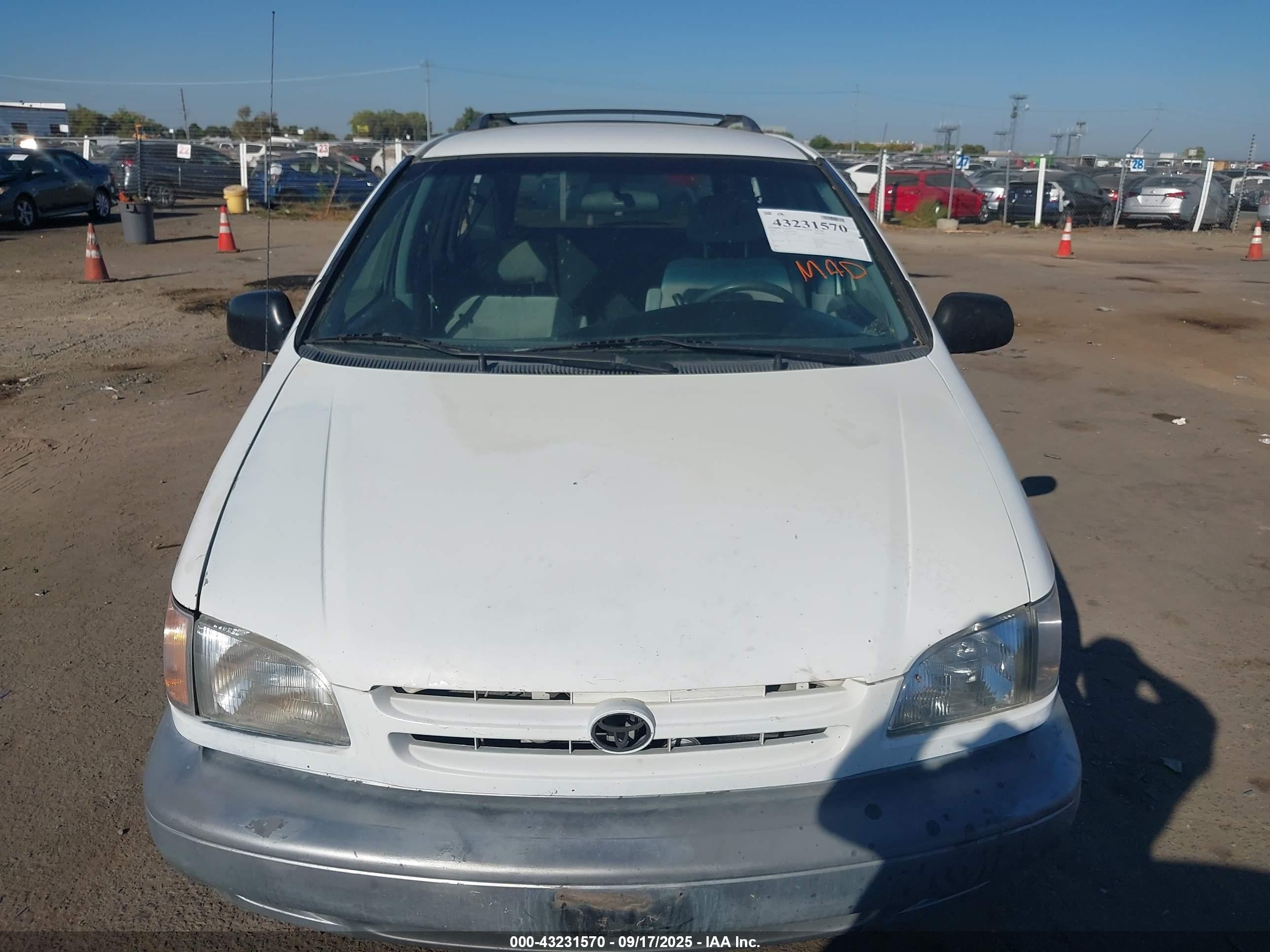 2000 Toyota Sienna Le White vin: 4T3ZF13C4YU318163