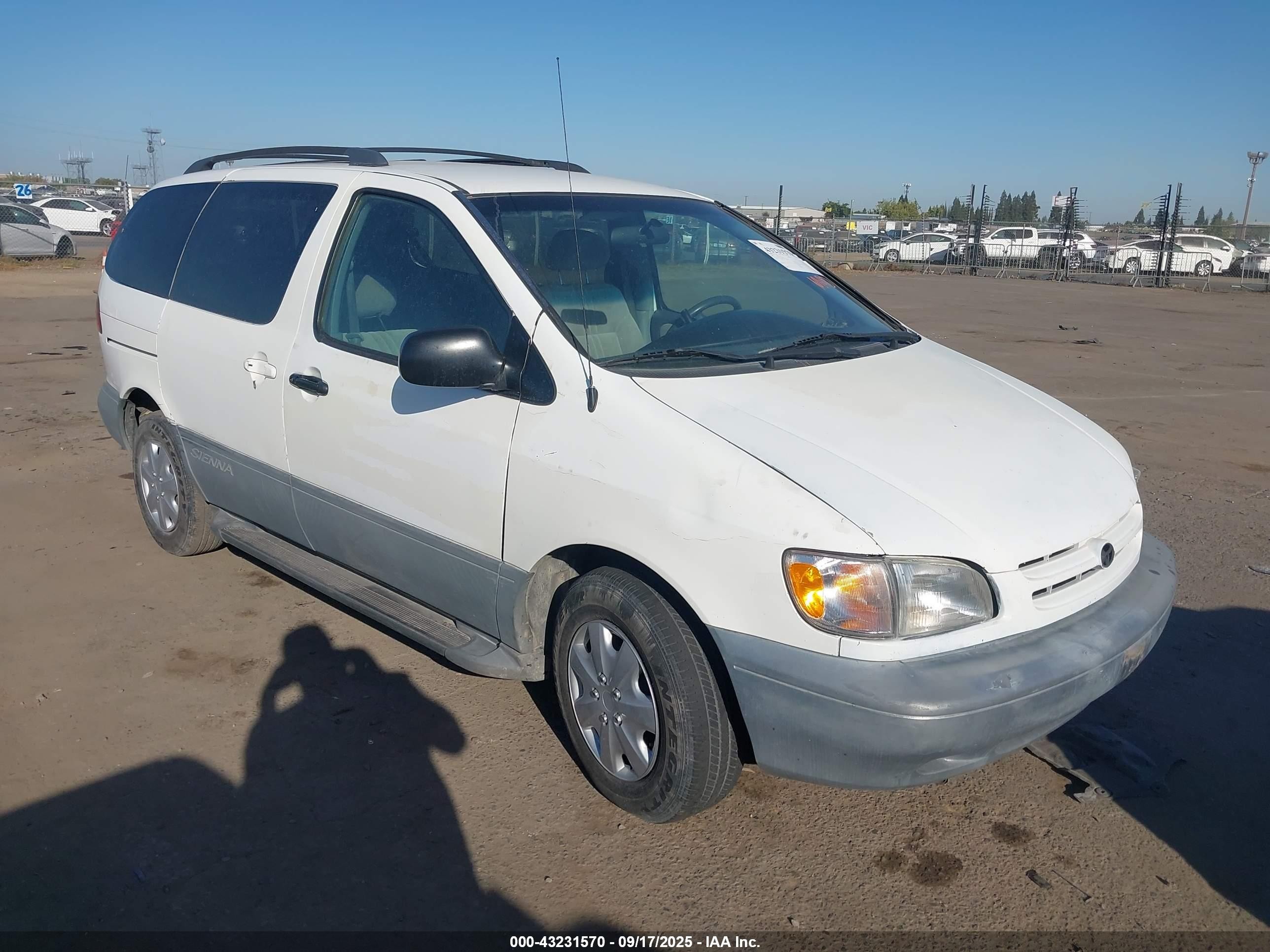2000 Toyota Sienna Le White vin: 4T3ZF13C4YU318163