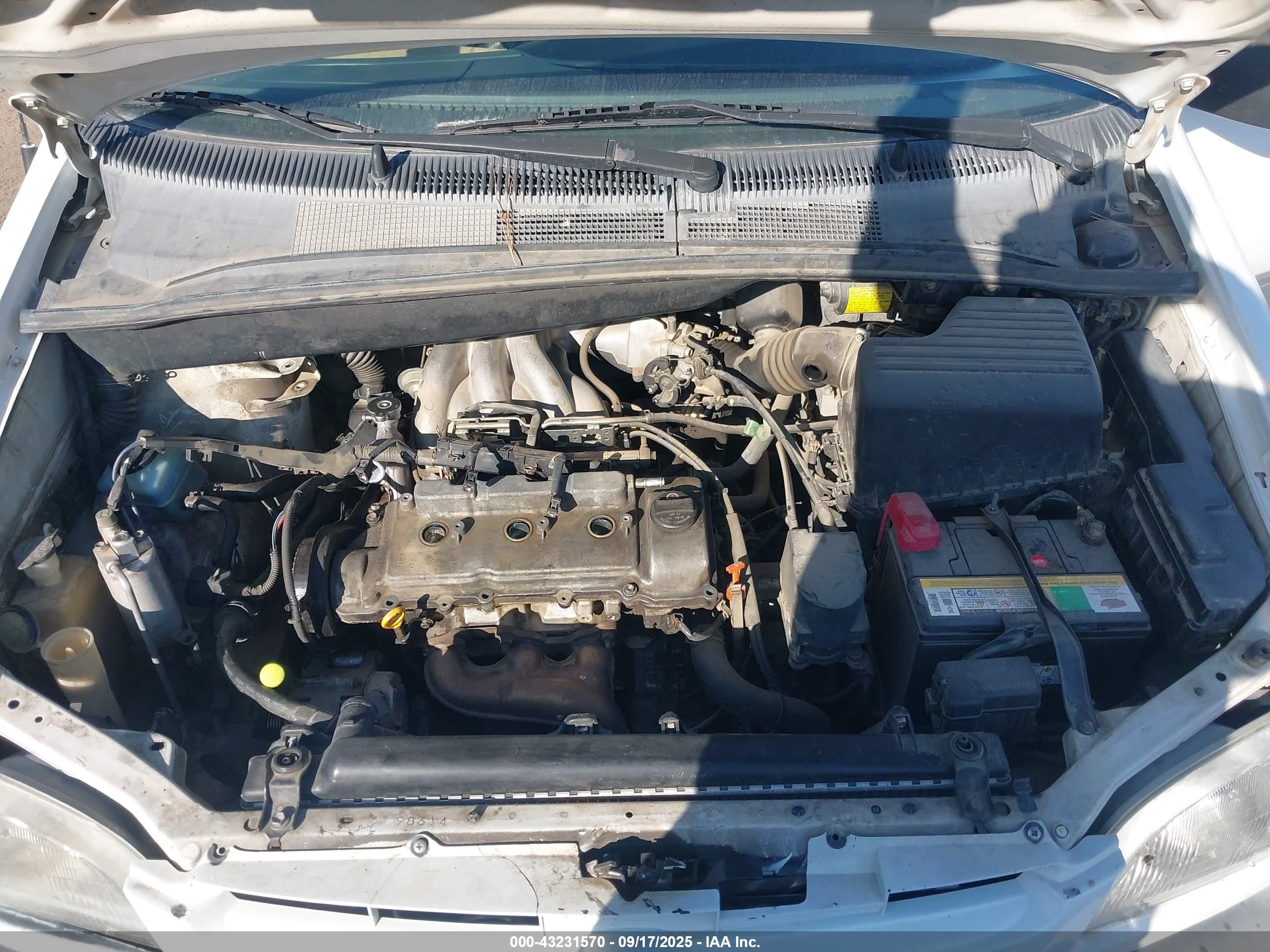 2000 Toyota Sienna Le White vin: 4T3ZF13C4YU318163