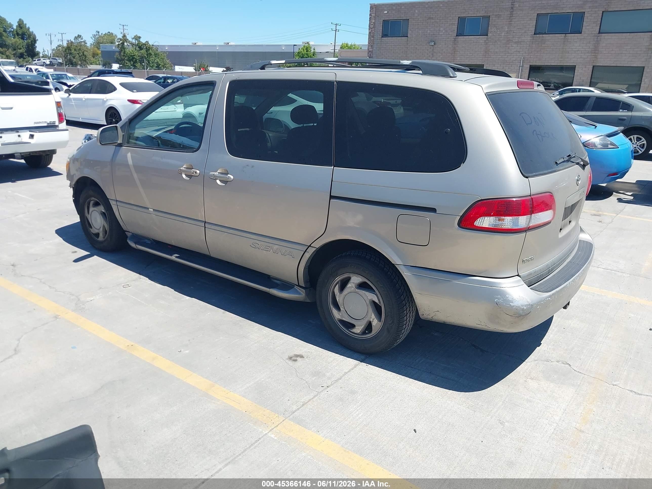 2002 Toyota Sienna Le Brown vin: 4T3ZF13C52U438416