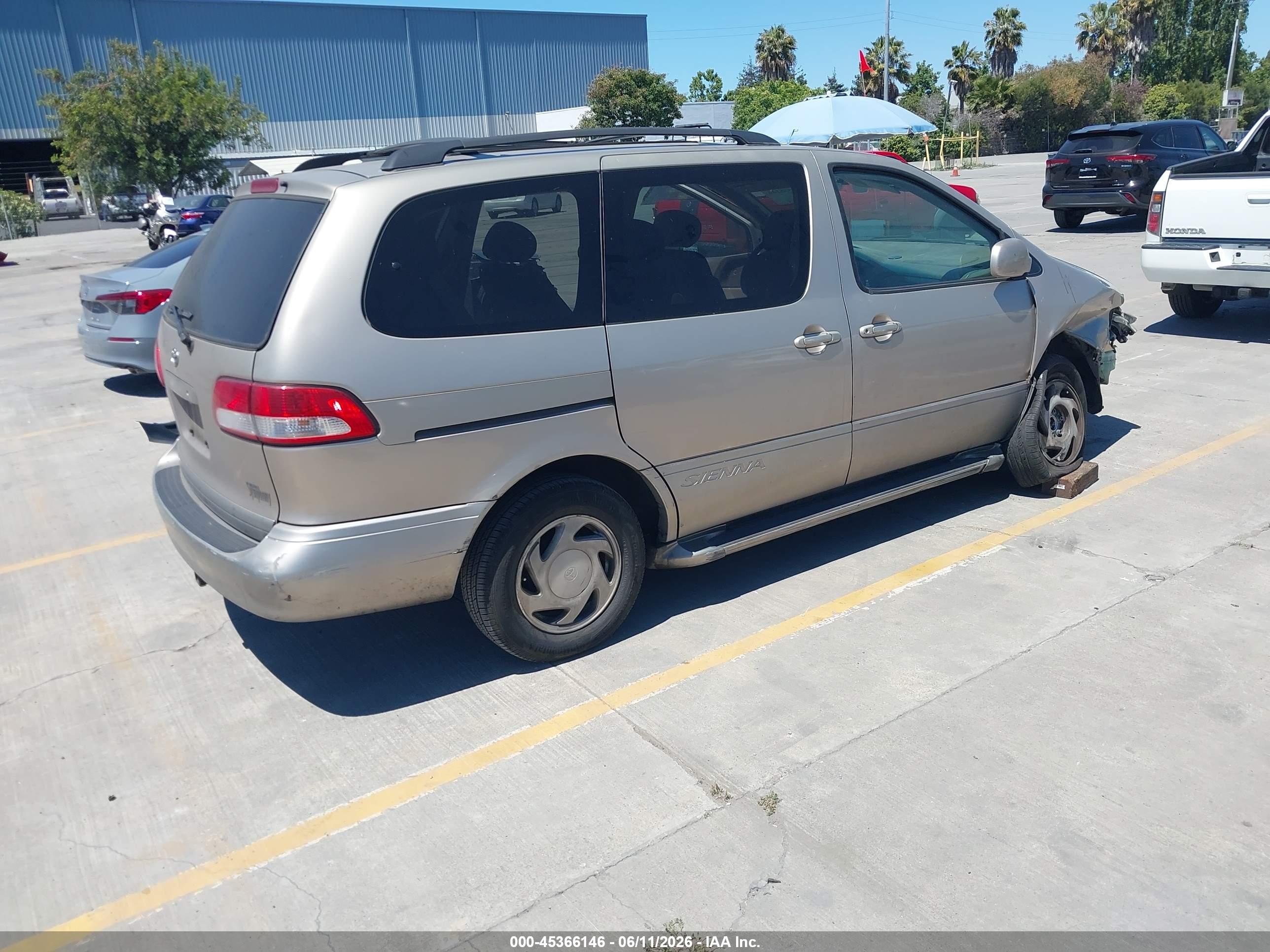 2002 Toyota Sienna Le Brown vin: 4T3ZF13C52U438416