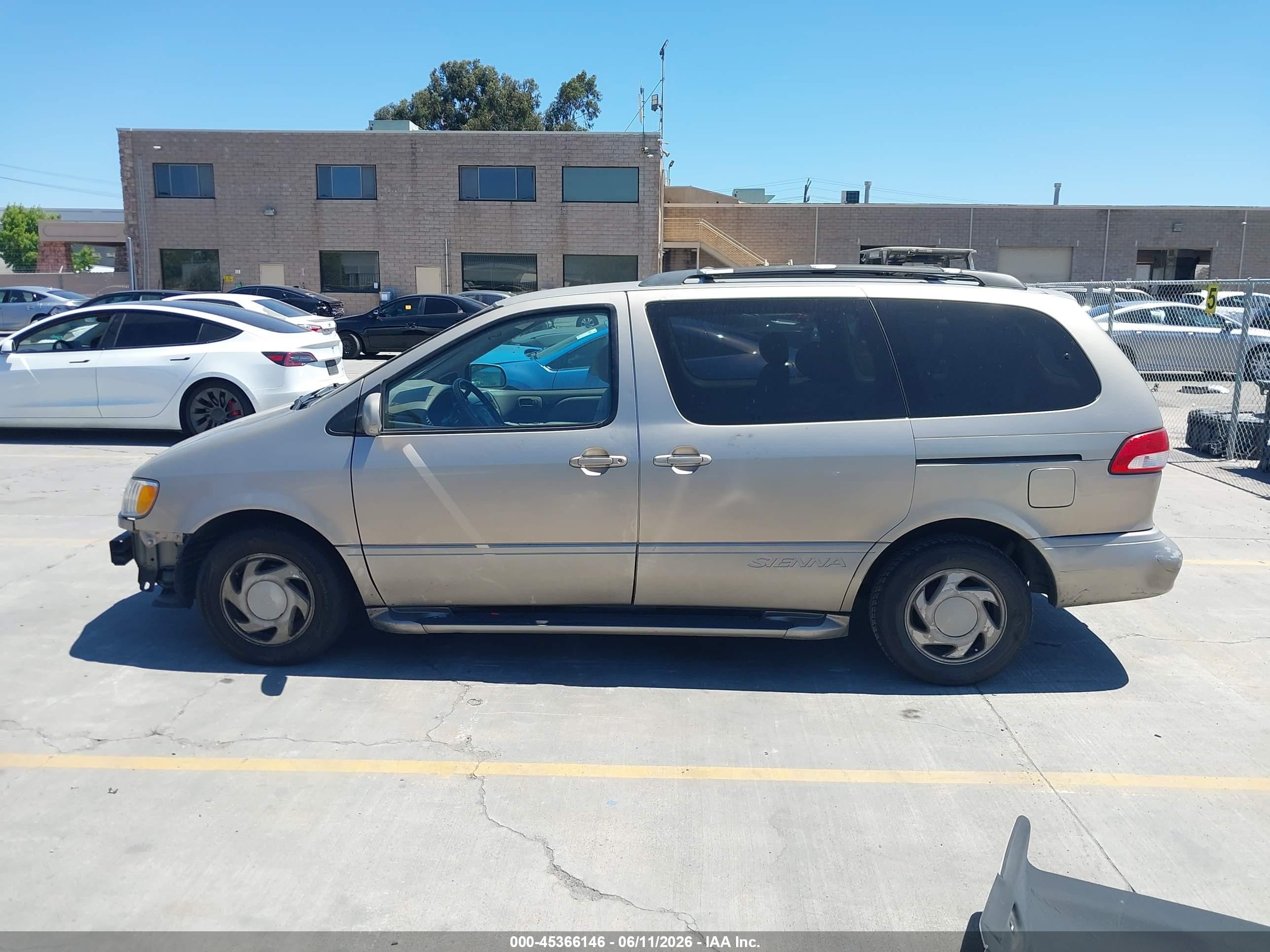 2002 Toyota Sienna Le Brown vin: 4T3ZF13C52U438416