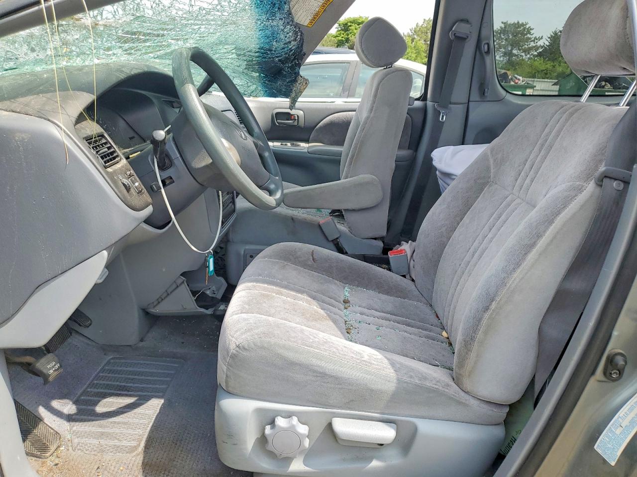 1998 Toyota Sienna Le Gray vin: 4T3ZF13C5WU067571