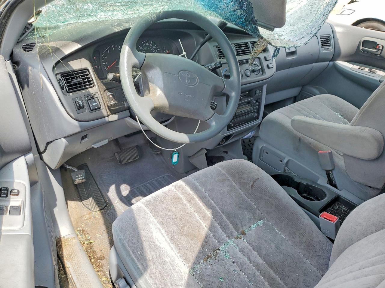 1998 Toyota Sienna Le Gray vin: 4T3ZF13C5WU067571