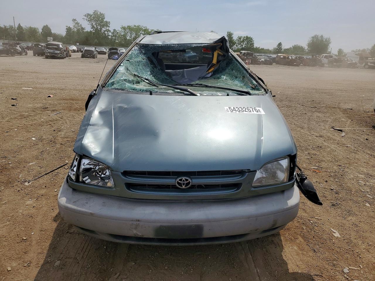 1998 Toyota Sienna Le Gray vin: 4T3ZF13C5WU067571