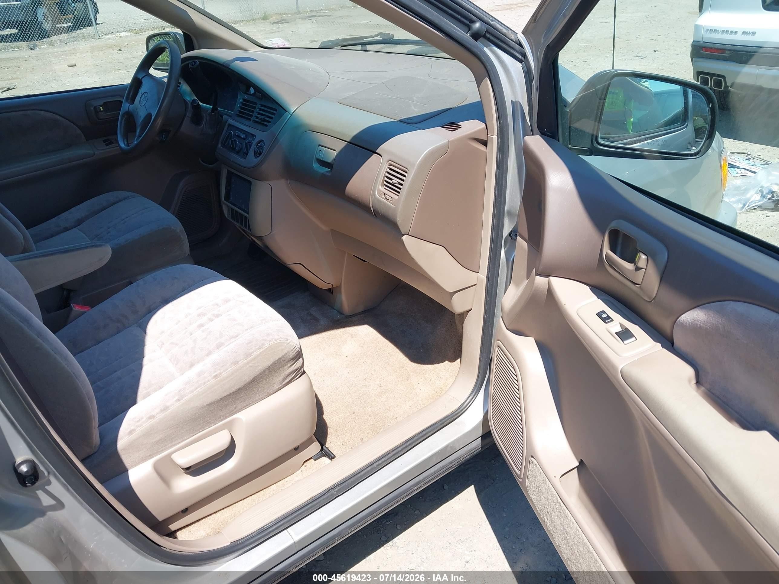 2001 Toyota Sienna Le Silver vin: 4T3ZF13C61U356581