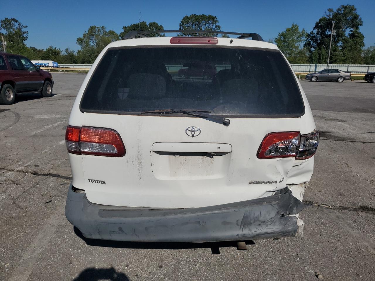 2002 Toyota Sienna Le White vin: 4T3ZF13C62U501619