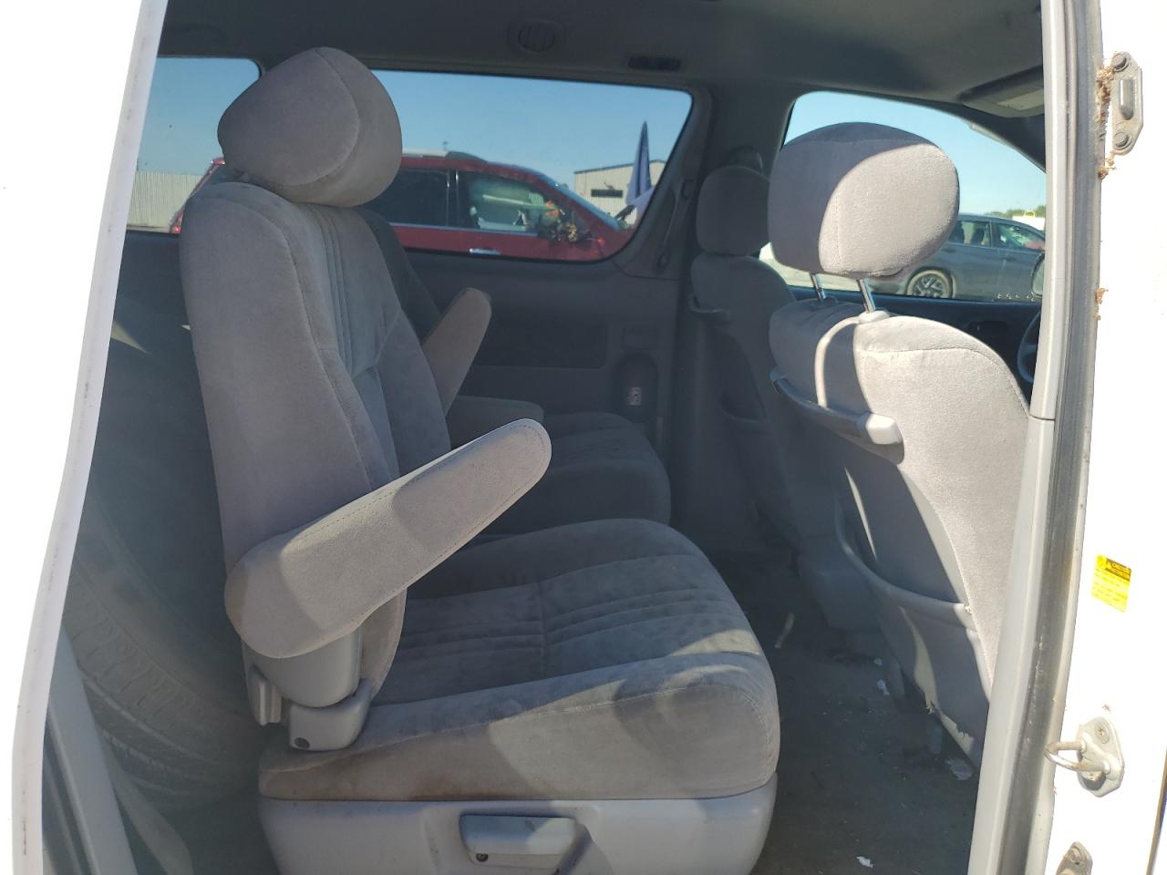 2002 Toyota Sienna Le White vin: 4T3ZF13C62U501619